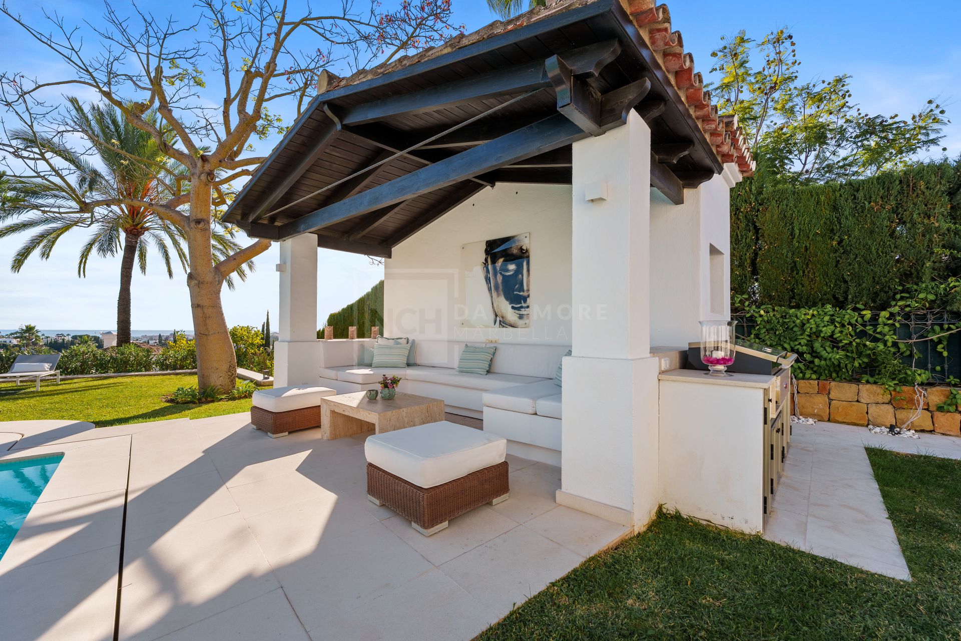 Impresionante villa mediterránea de 4 dormitorios con piscina, vistas al mar y jardín privado