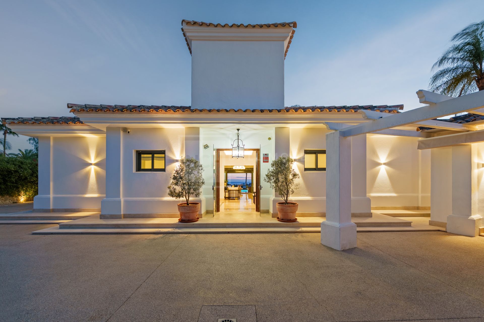Impresionante villa mediterránea de 4 dormitorios con piscina, vistas al mar y jardín privado