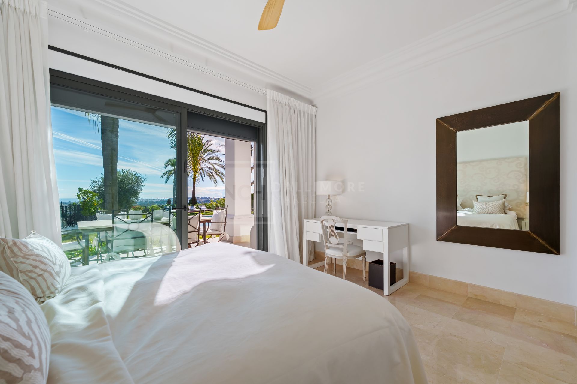 Impresionante villa mediterránea de 4 dormitorios con piscina, vistas al mar y jardín privado