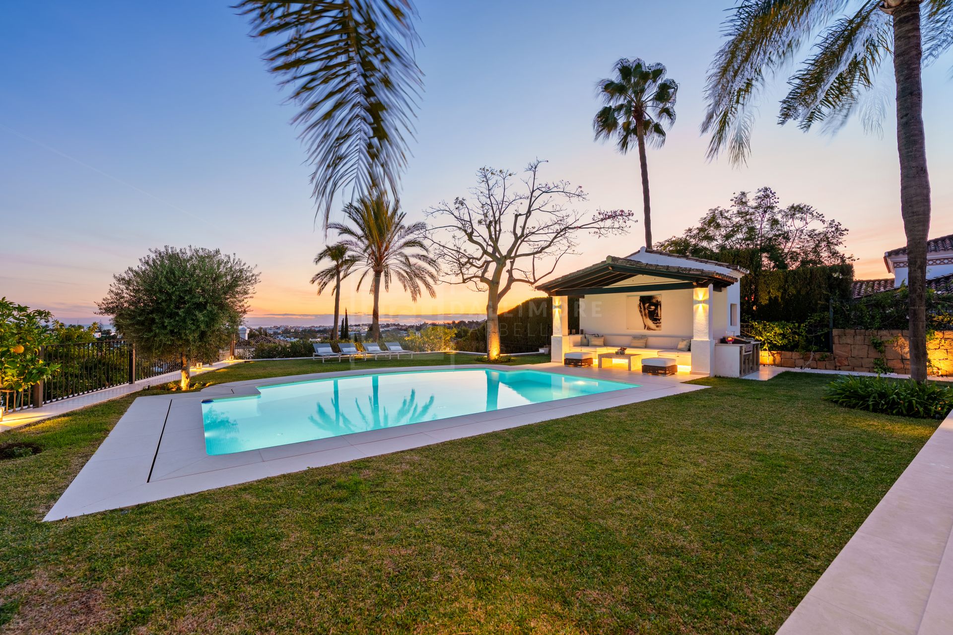 Impresionante villa mediterránea de 4 dormitorios con piscina, vistas al mar y jardín privado