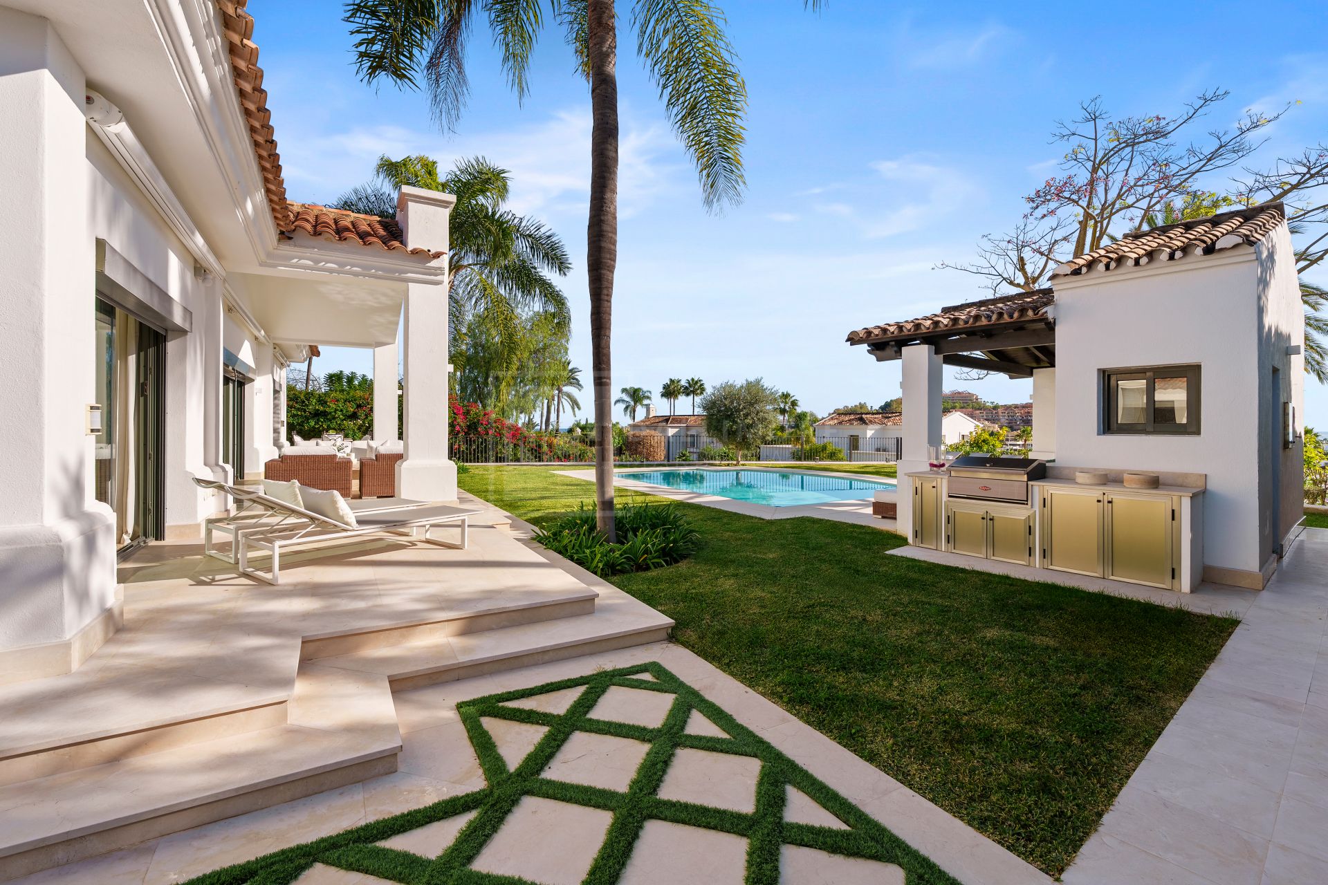 Impresionante villa mediterránea de 4 dormitorios con piscina, vistas al mar y jardín privado