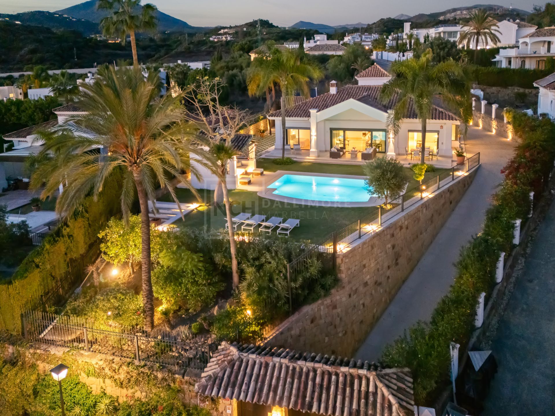 Impresionante villa mediterránea de 4 dormitorios con piscina, vistas al mar y jardín privado