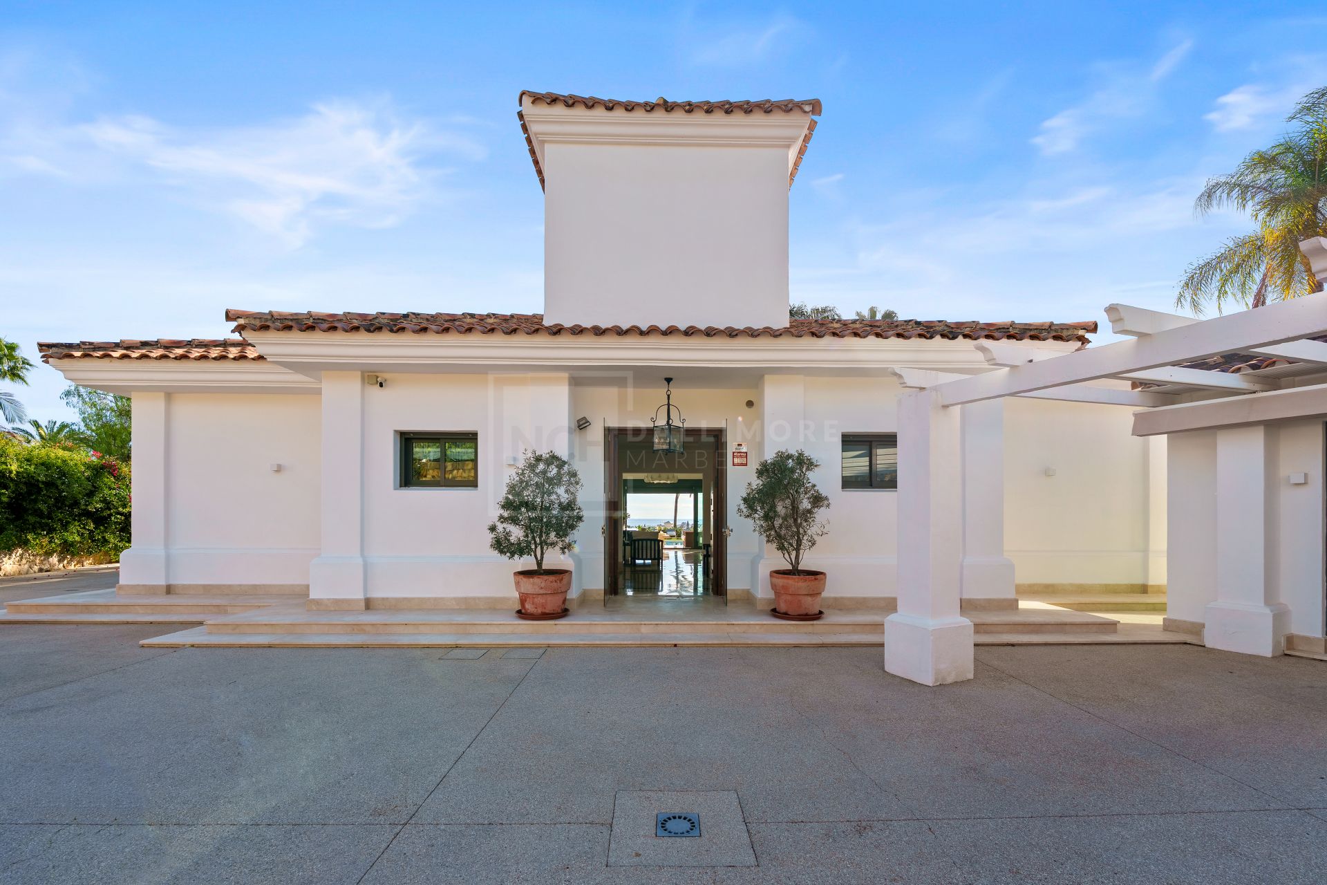 Impresionante villa mediterránea de 4 dormitorios con piscina, vistas al mar y jardín privado