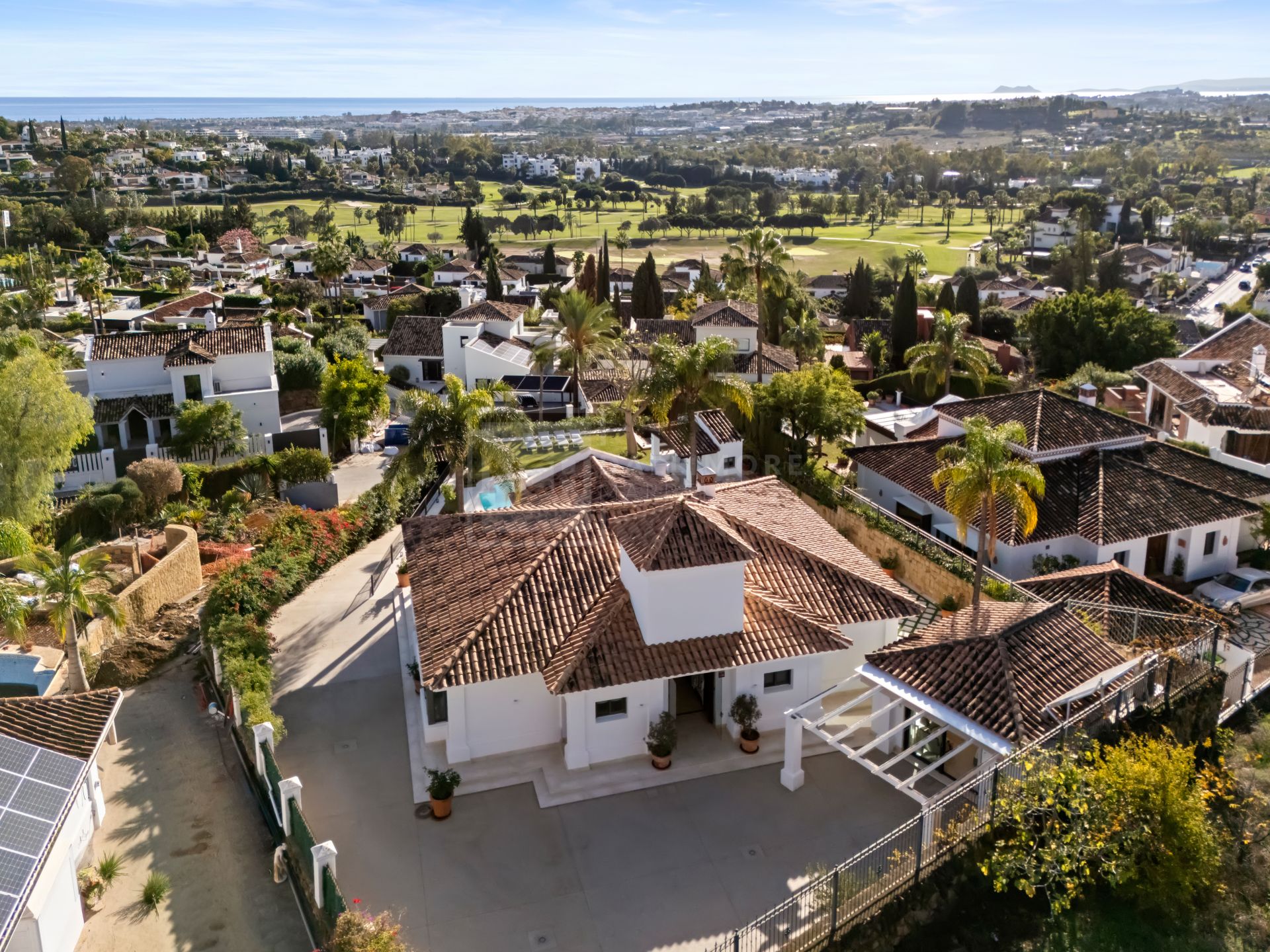Impresionante villa mediterránea de 4 dormitorios con piscina, vistas al mar y jardín privado