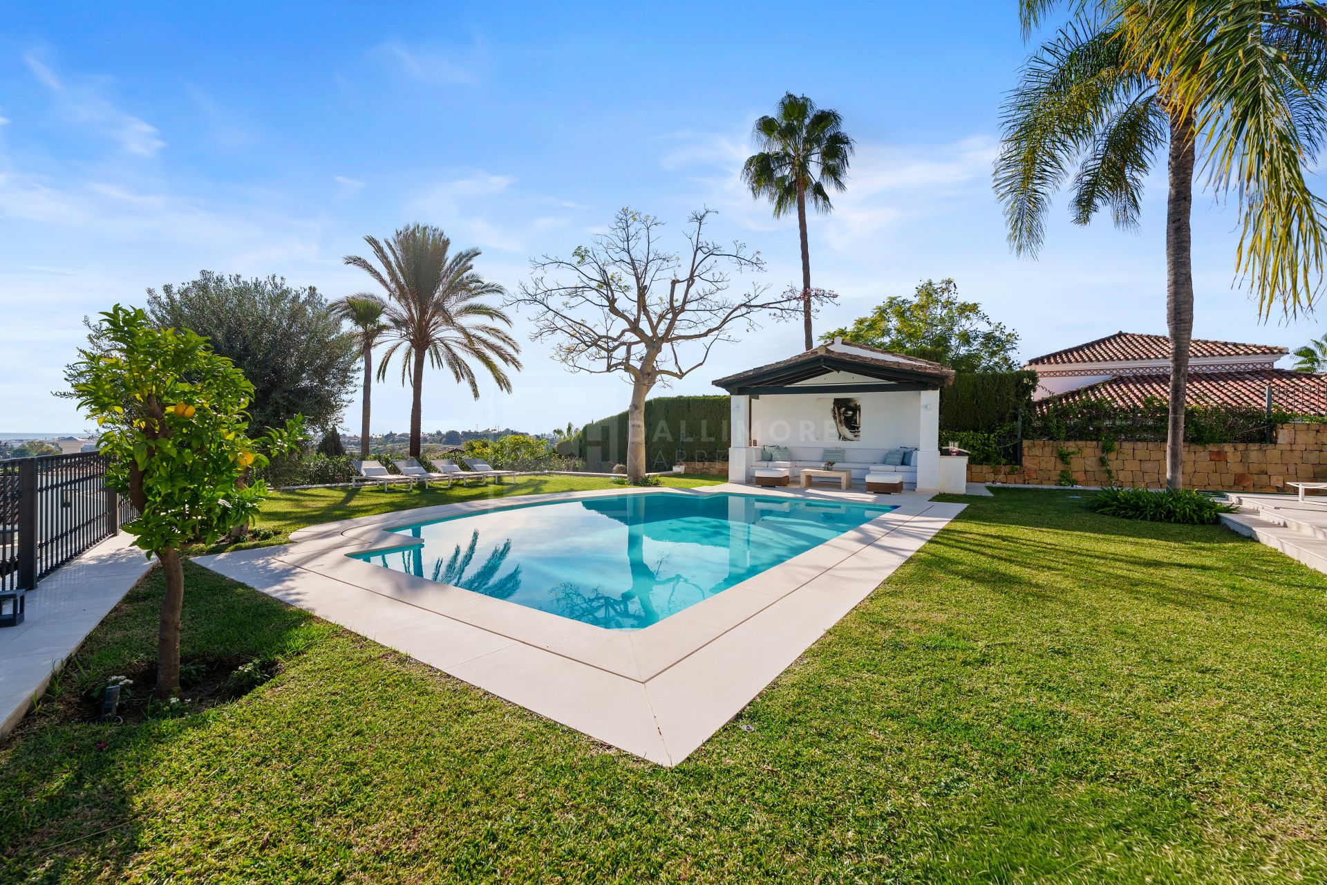 Impresionante villa mediterránea de 4 dormitorios con piscina, vistas al mar y jardín privado