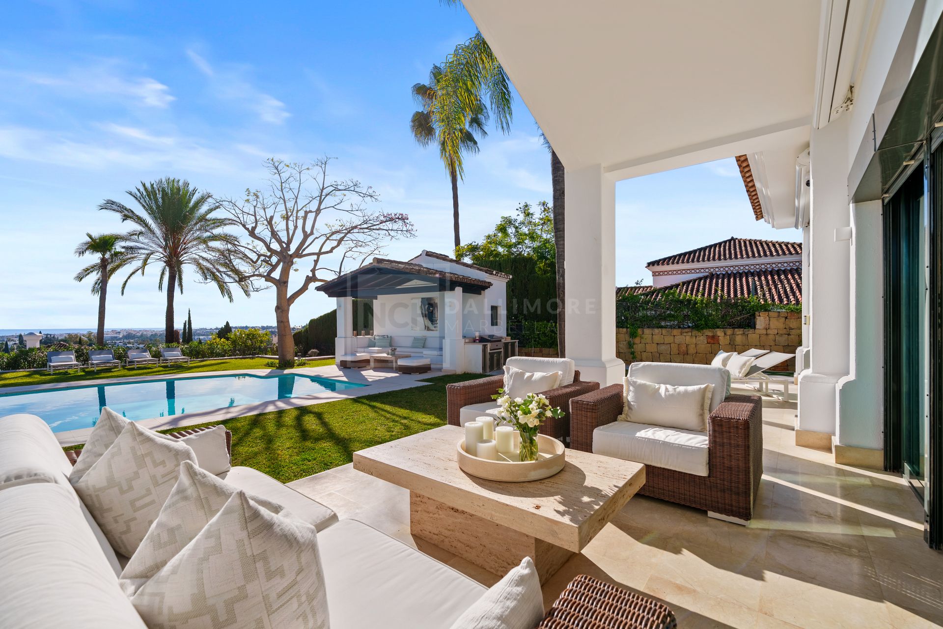 Impresionante villa mediterránea de 4 dormitorios con piscina, vistas al mar y jardín privado
