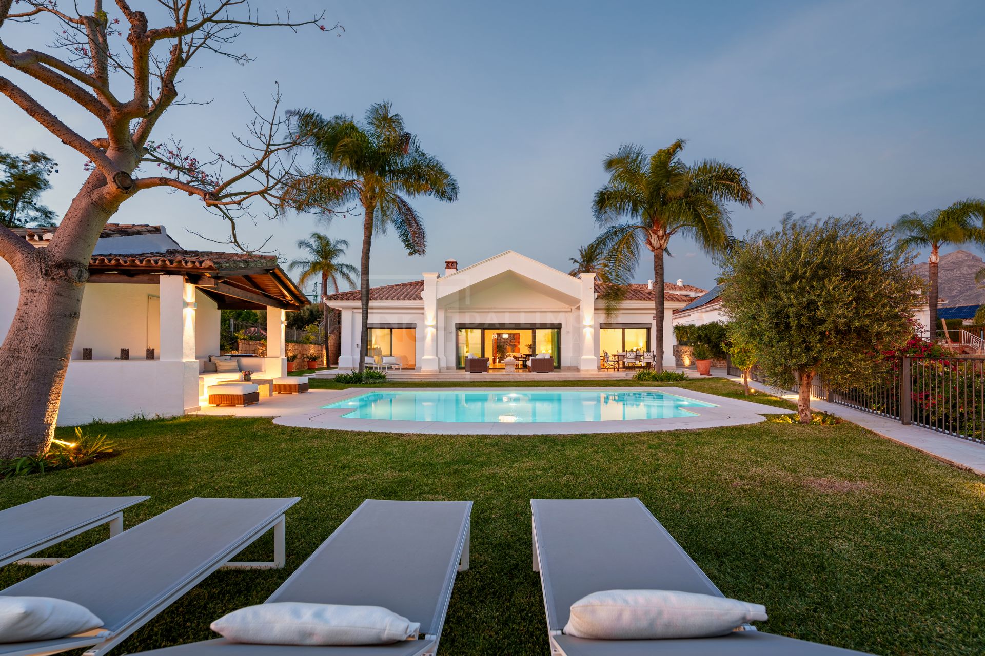 Impresionante villa mediterránea de 4 dormitorios con piscina, vistas al mar y jardín privado