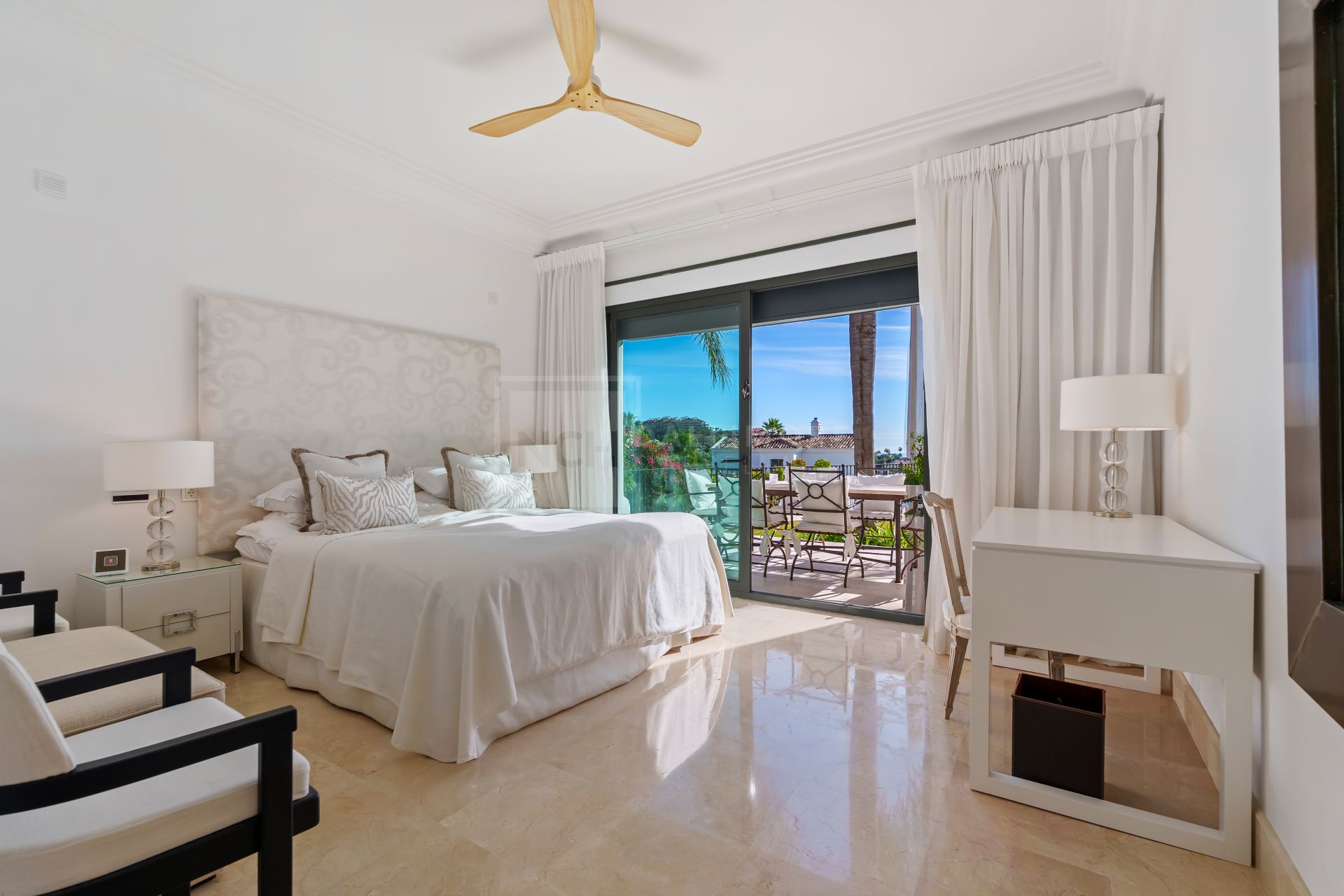 Impresionante villa mediterránea de 4 dormitorios con piscina, vistas al mar y jardín privado