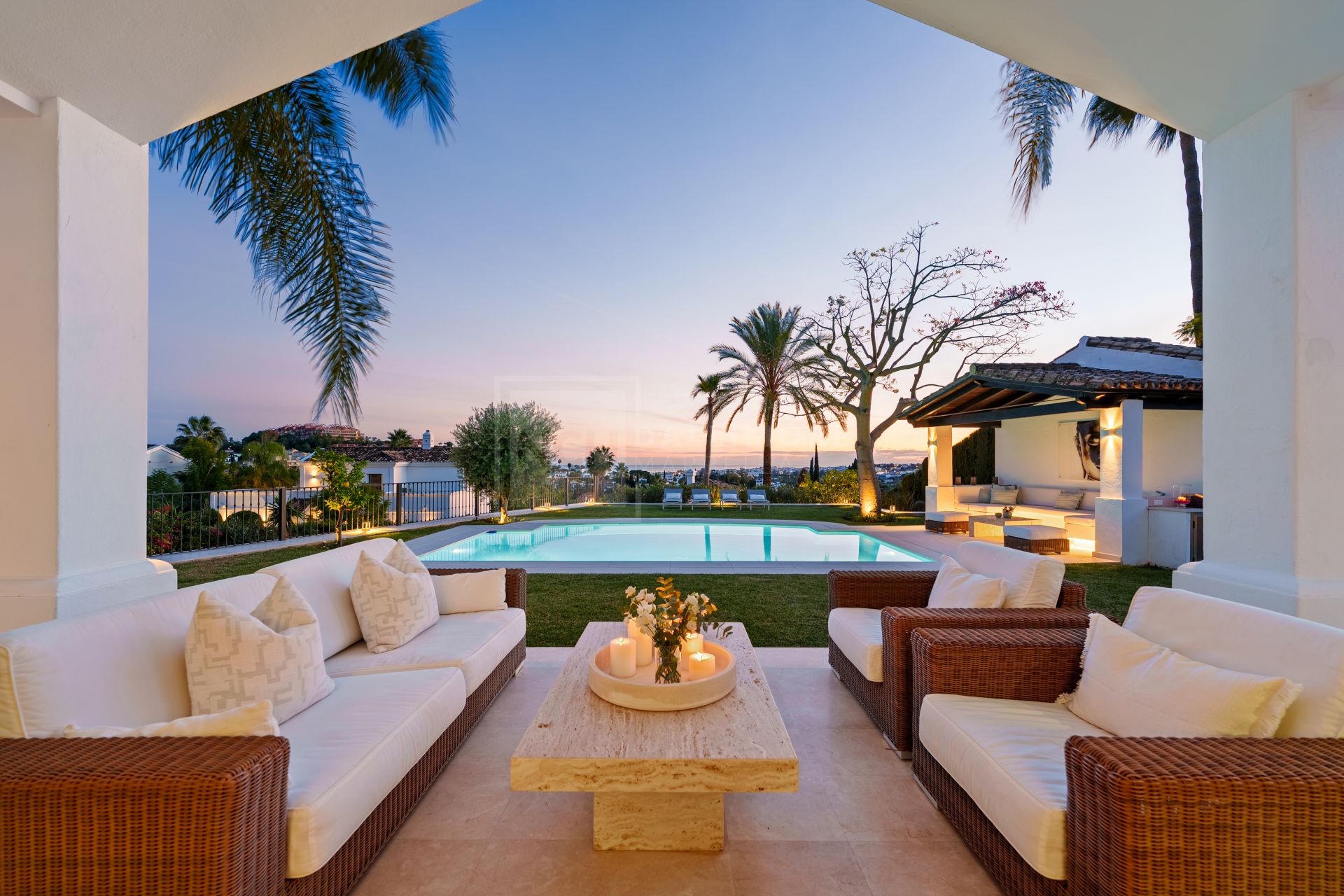 Impresionante villa mediterránea de 4 dormitorios con piscina, vistas al mar y jardín privado