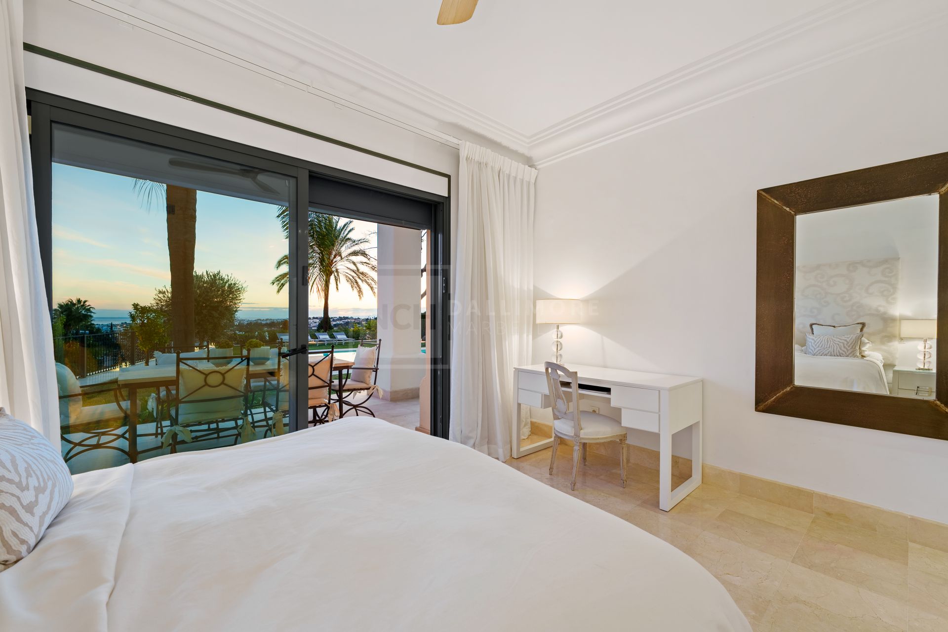 Impresionante villa mediterránea de 4 dormitorios con piscina, vistas al mar y jardín privado