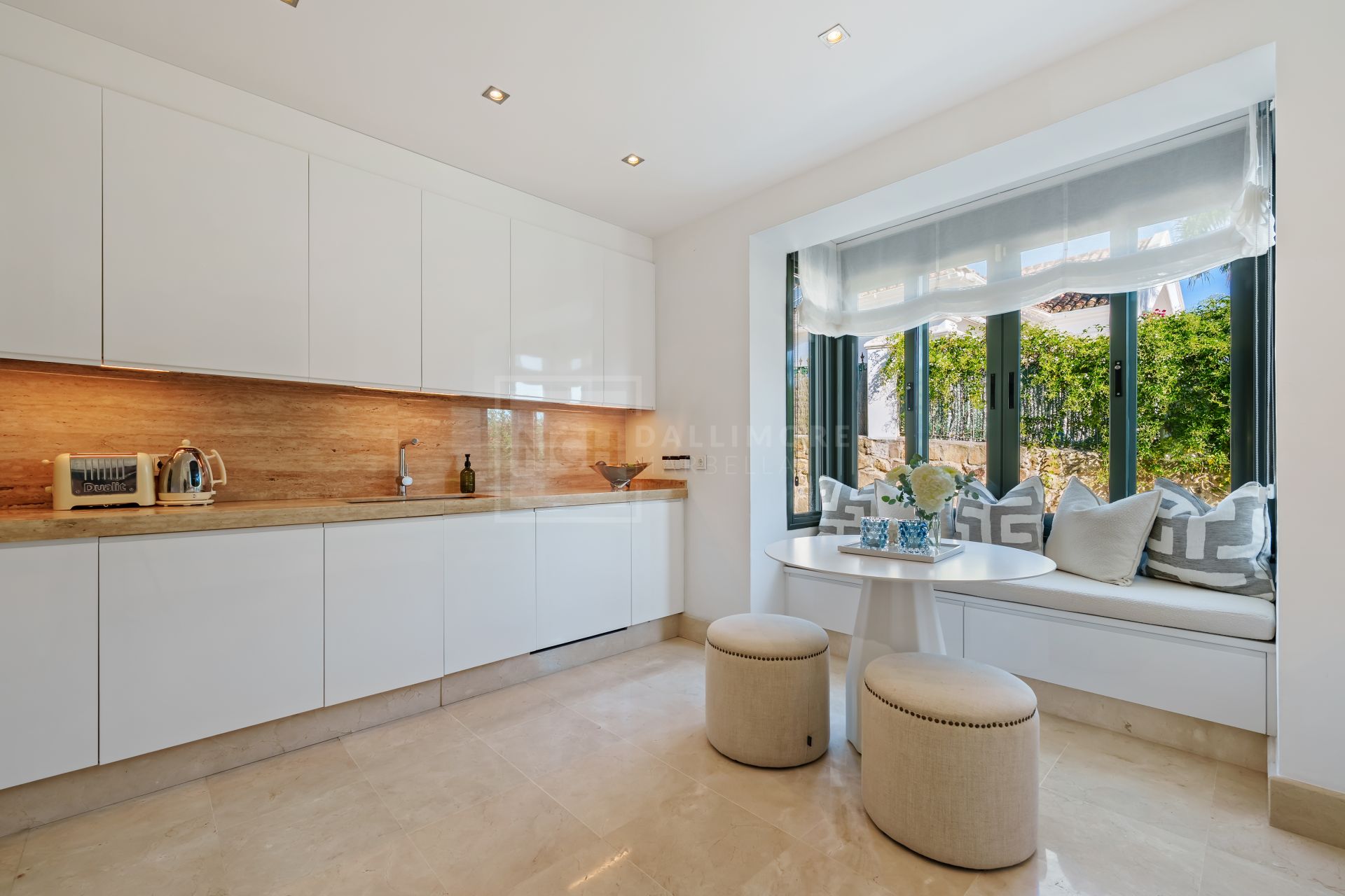 Impresionante villa mediterránea de 4 dormitorios con piscina, vistas al mar y jardín privado
