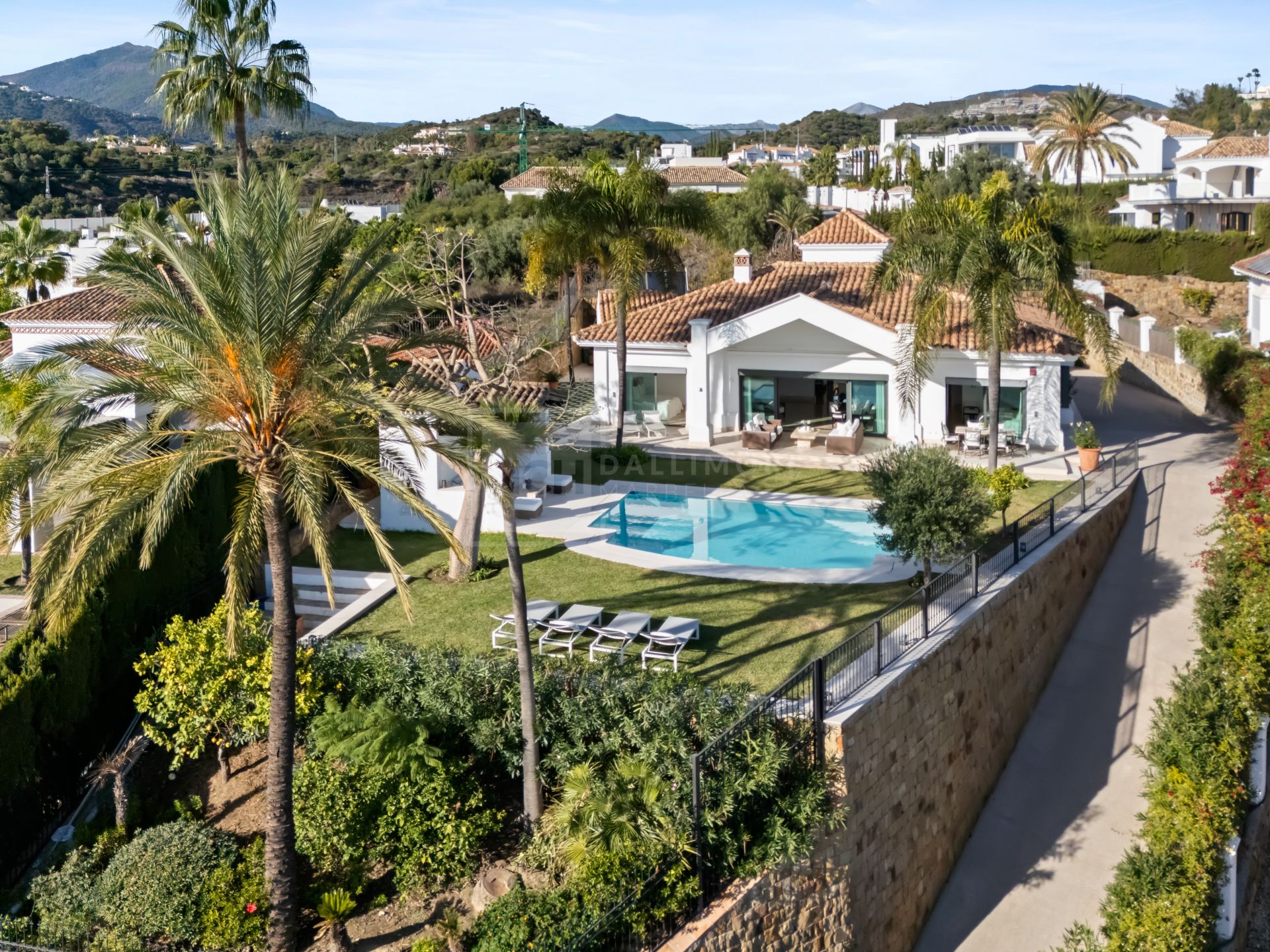 Impresionante villa mediterránea de 4 dormitorios con piscina, vistas al mar y jardín privado