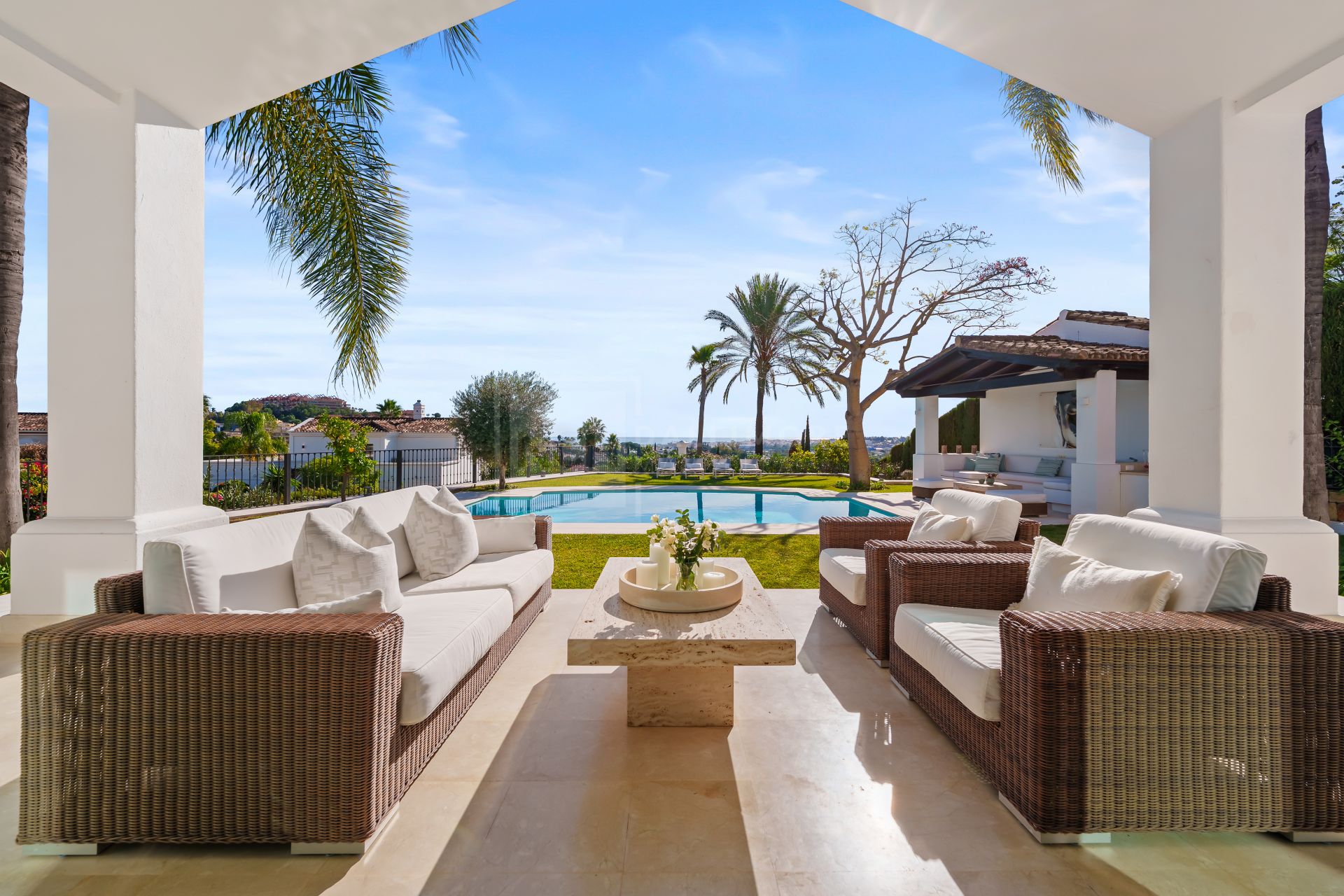 Impresionante villa mediterránea de 4 dormitorios con piscina, vistas al mar y jardín privado