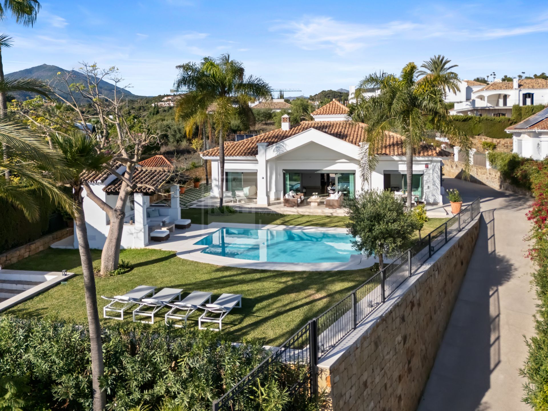 Impresionante villa mediterránea de 4 dormitorios con piscina, vistas al mar y jardín privado