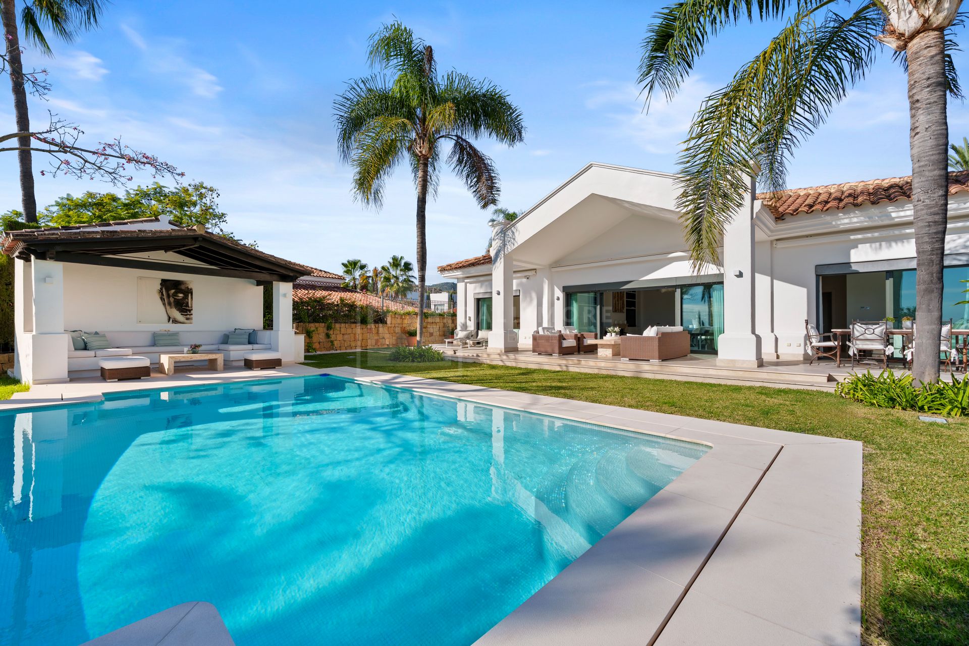 Impresionante villa mediterránea de 4 dormitorios con piscina, vistas al mar y jardín privado