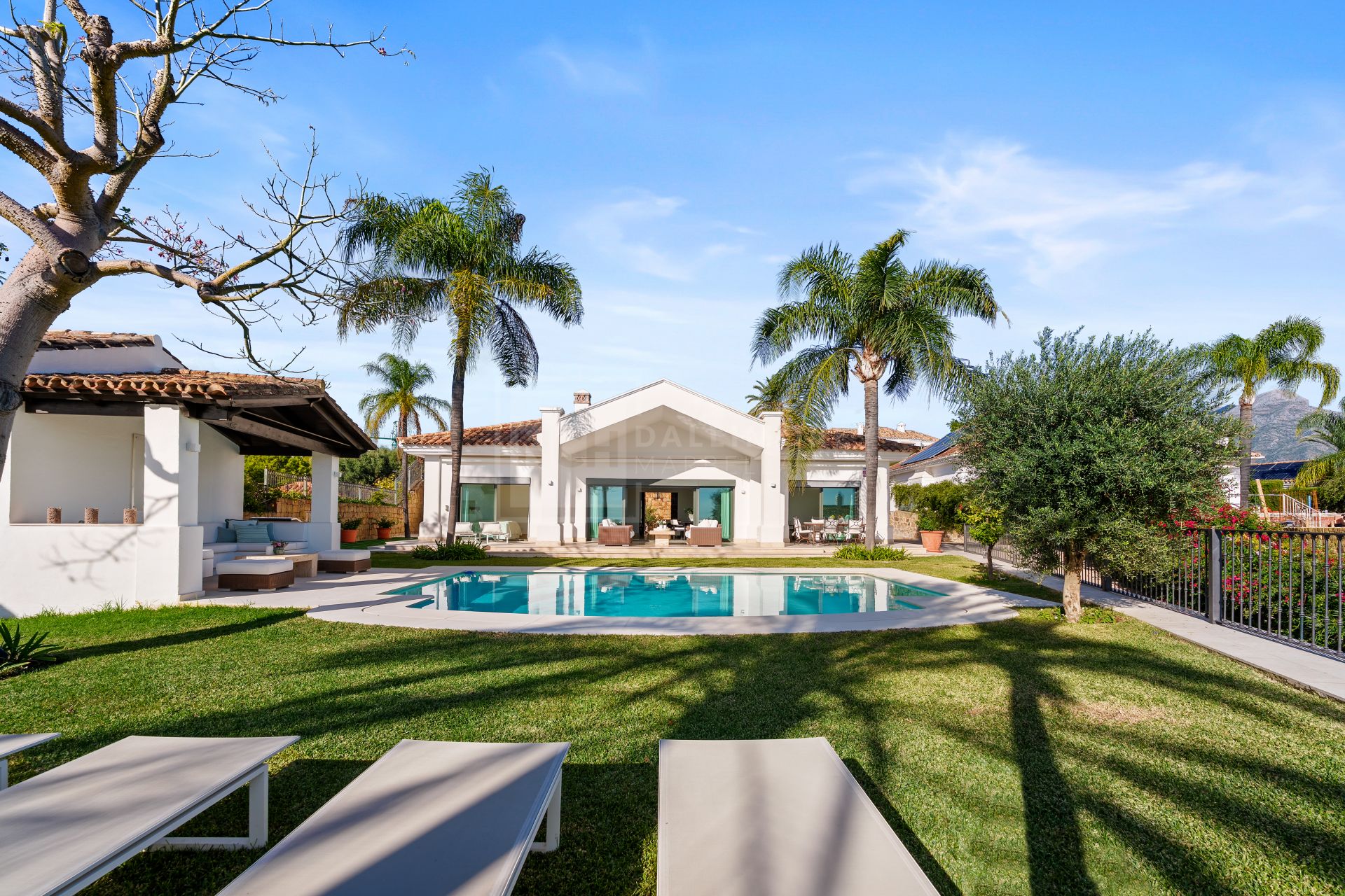Impresionante villa mediterránea de 4 dormitorios con piscina, vistas al mar y jardín privado