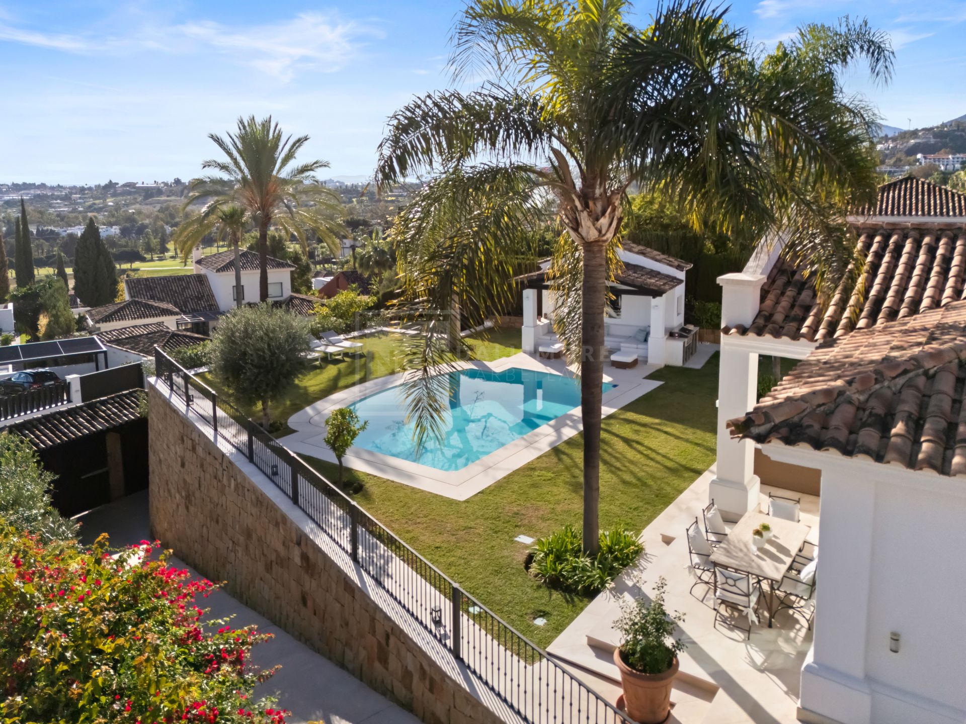 Impresionante villa mediterránea de 4 dormitorios con piscina, vistas al mar y jardín privado