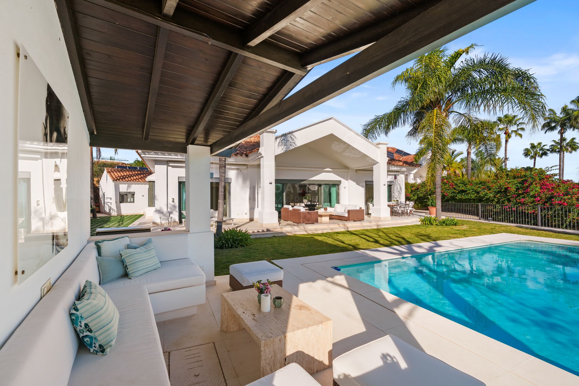 Impresionante villa mediterránea de 4 dormitorios con piscina, vistas al mar y jardín privado