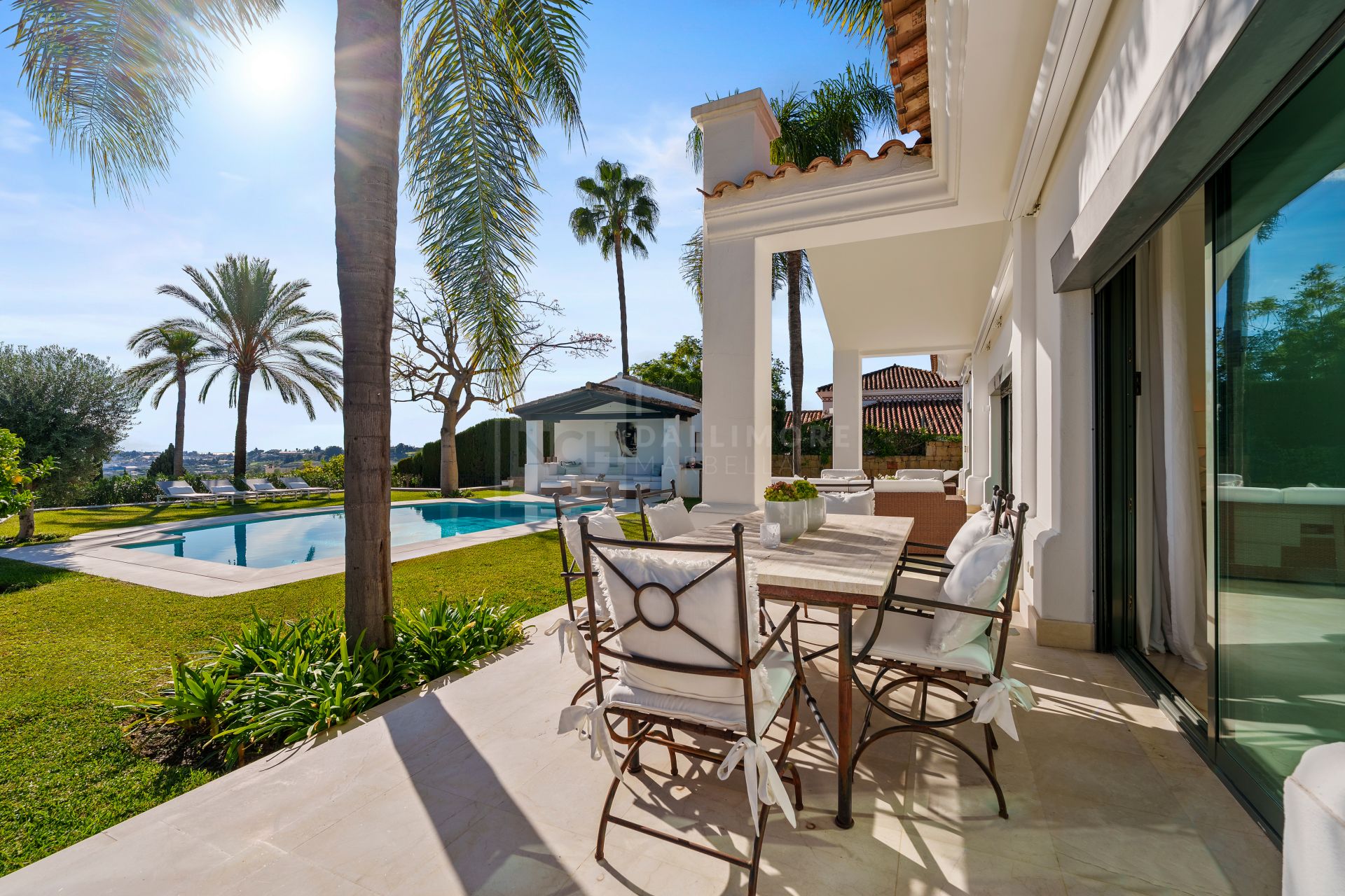 Impresionante villa mediterránea de 4 dormitorios con piscina, vistas al mar y jardín privado