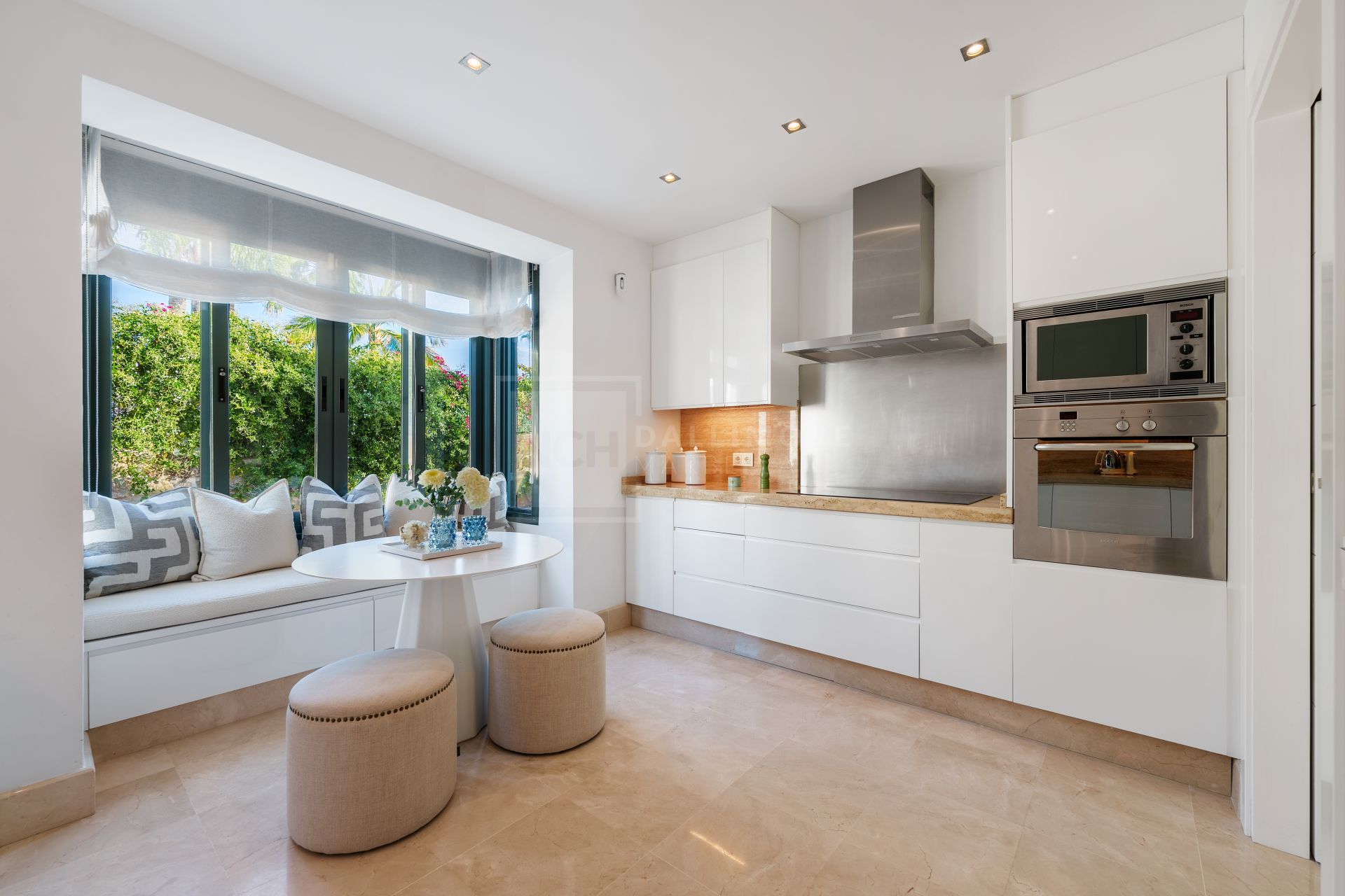 Impresionante villa mediterránea de 4 dormitorios con piscina, vistas al mar y jardín privado
