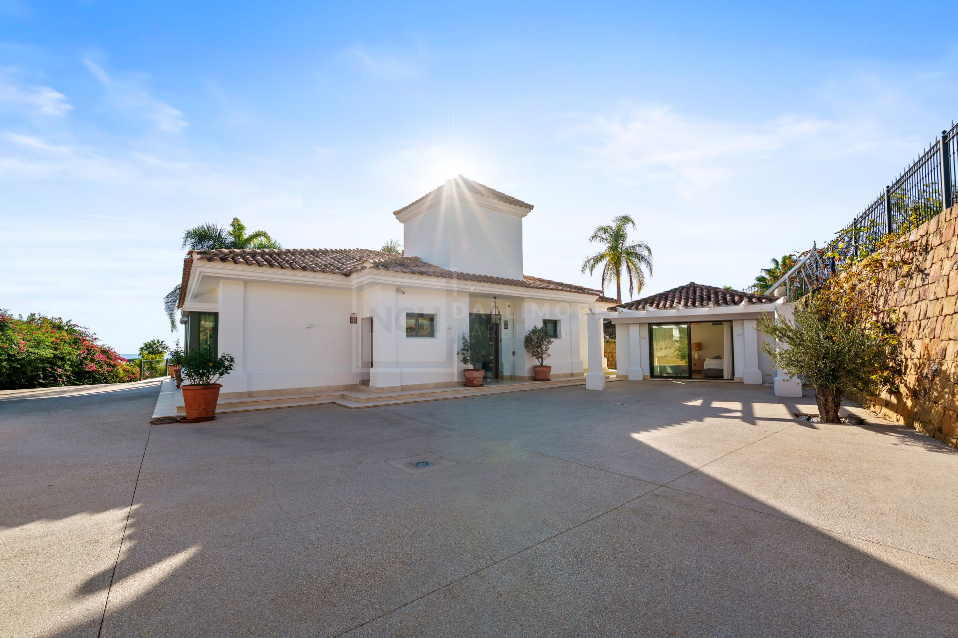 Impresionante villa mediterránea de 4 dormitorios con piscina, vistas al mar y jardín privado