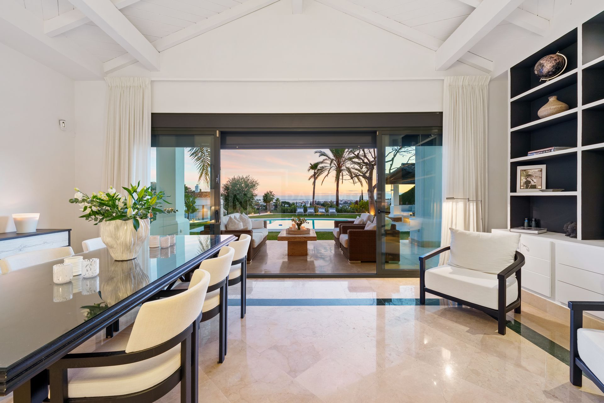 Impresionante villa mediterránea de 4 dormitorios con piscina, vistas al mar y jardín privado