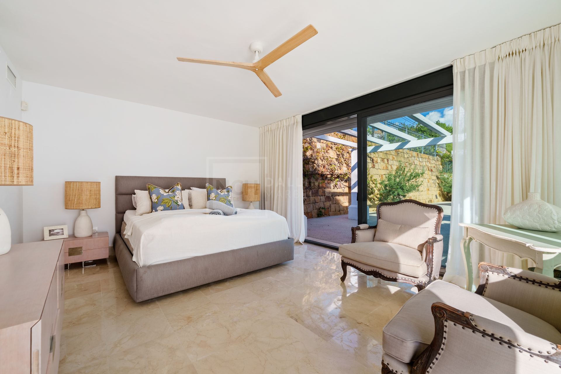 Impresionante villa mediterránea de 4 dormitorios con piscina, vistas al mar y jardín privado