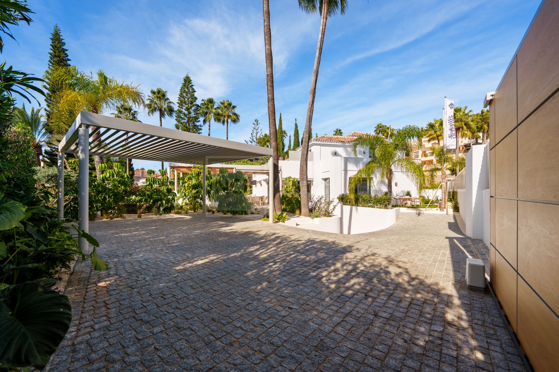 Beautifully Renovated Villa With Panoramic Views And Exceptional Outdoor Living