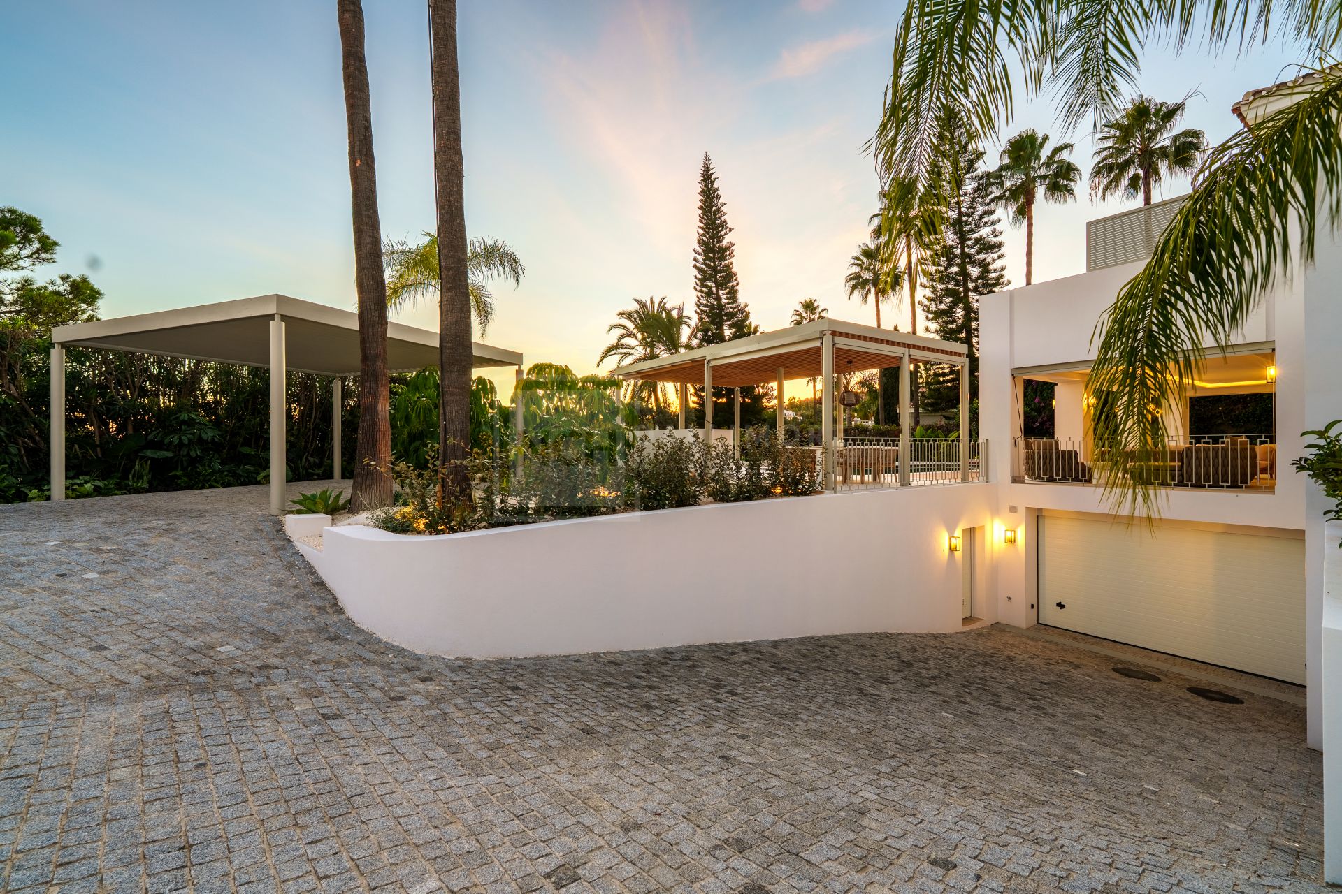 Beautifully Renovated Villa With Panoramic Views And Exceptional Outdoor Living