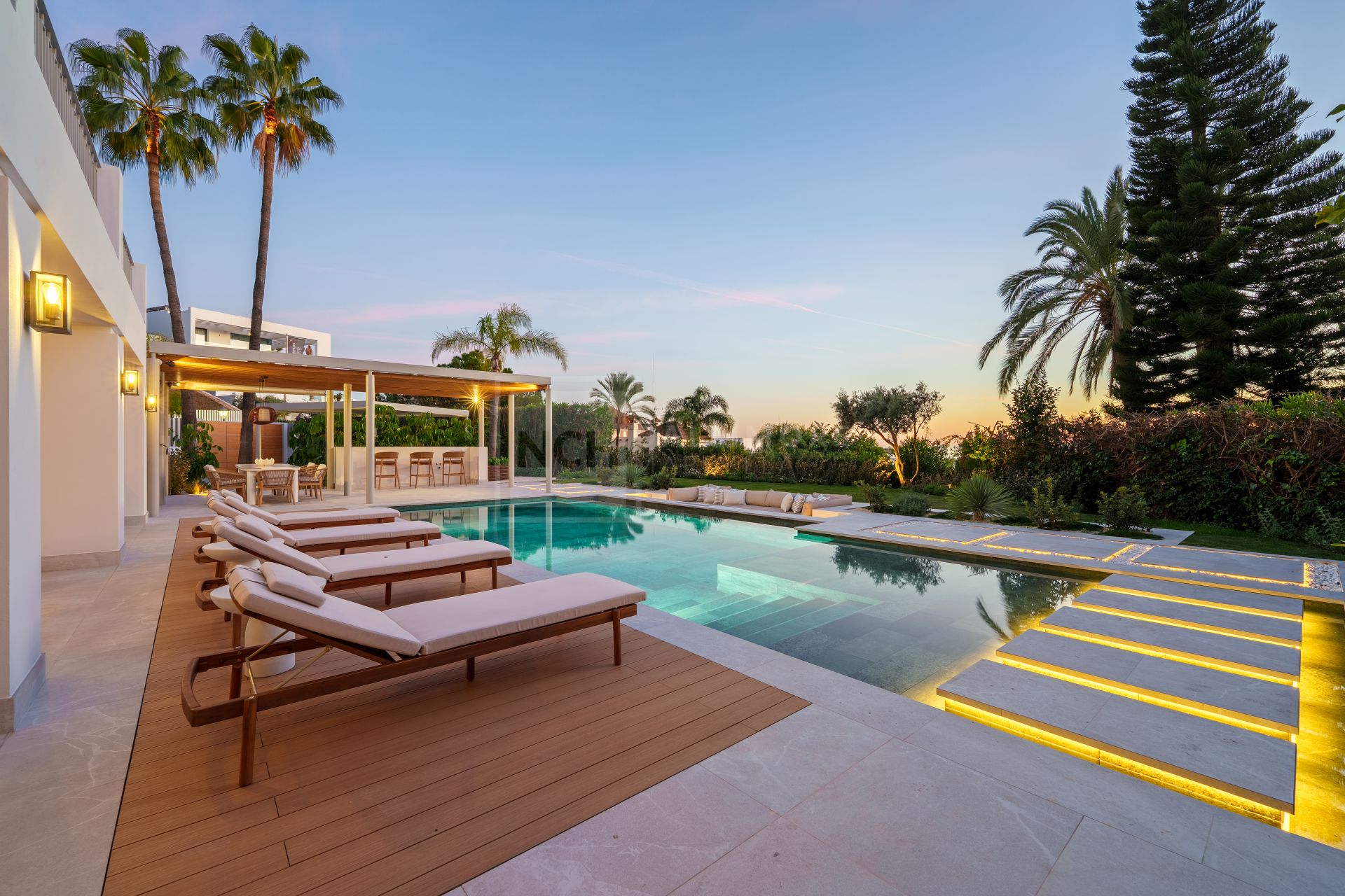 Beautifully Renovated Villa With Panoramic Views And Exceptional Outdoor Living