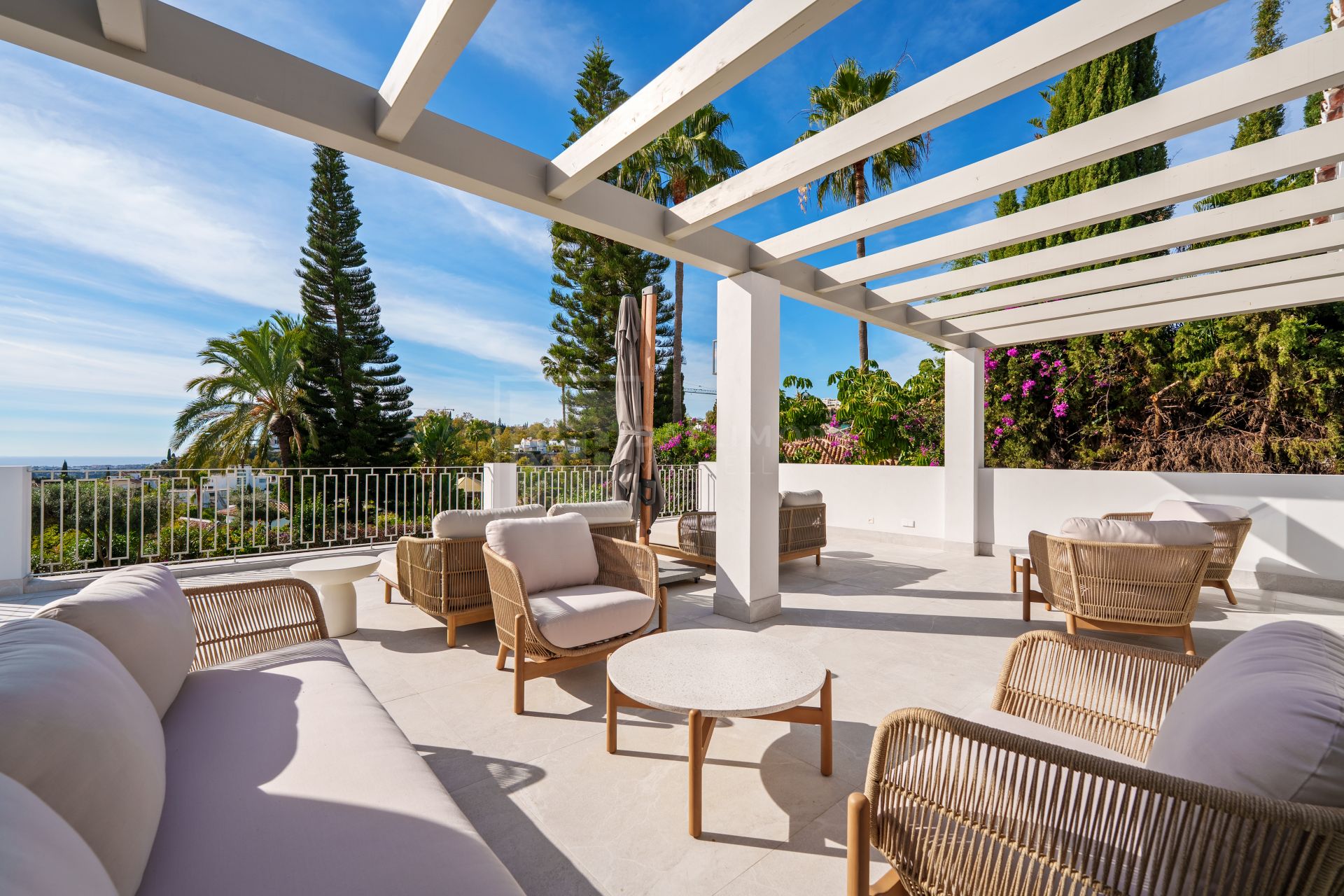 Beautifully Renovated Villa With Panoramic Views And Exceptional Outdoor Living