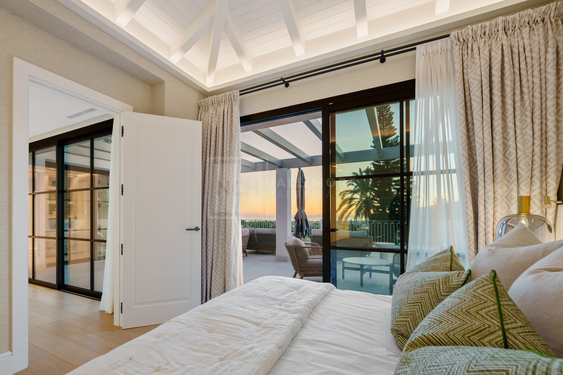 Beautifully Renovated Villa With Panoramic Views And Exceptional Outdoor Living