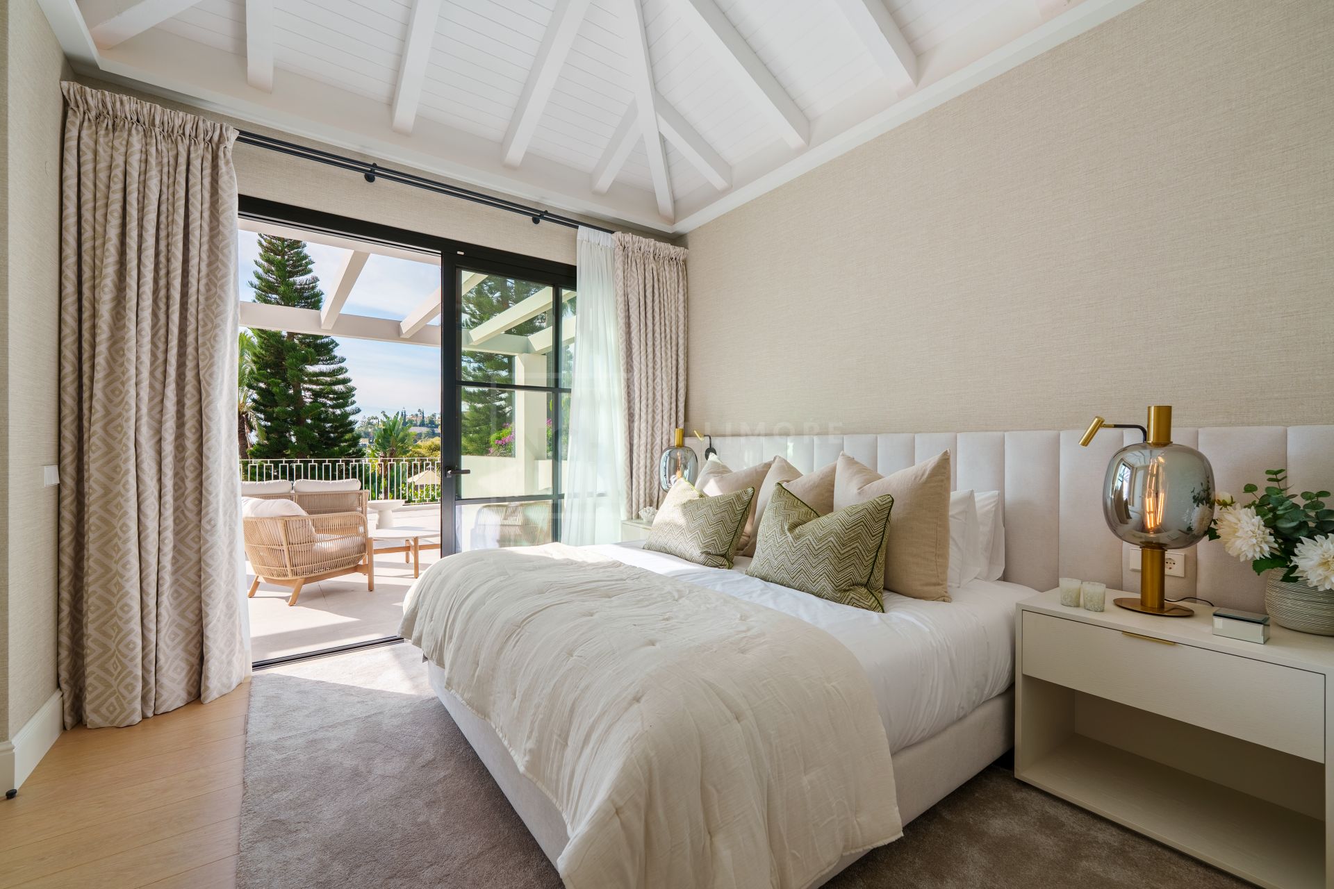 Beautifully Renovated Villa With Panoramic Views And Exceptional Outdoor Living
