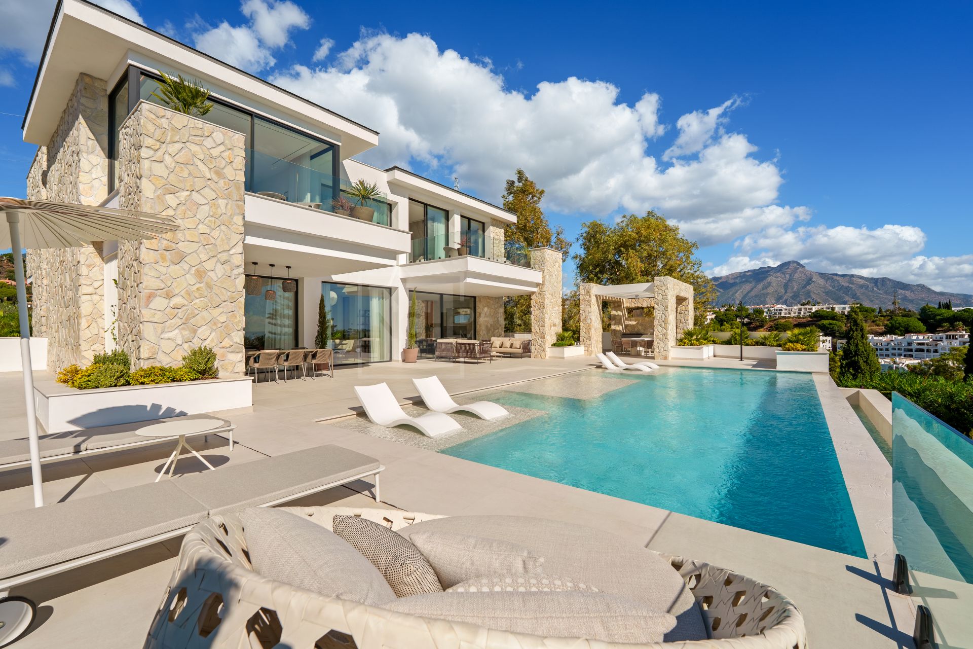 Stunning Modern Residence With Infinity Pool And Open Views In Benahavís