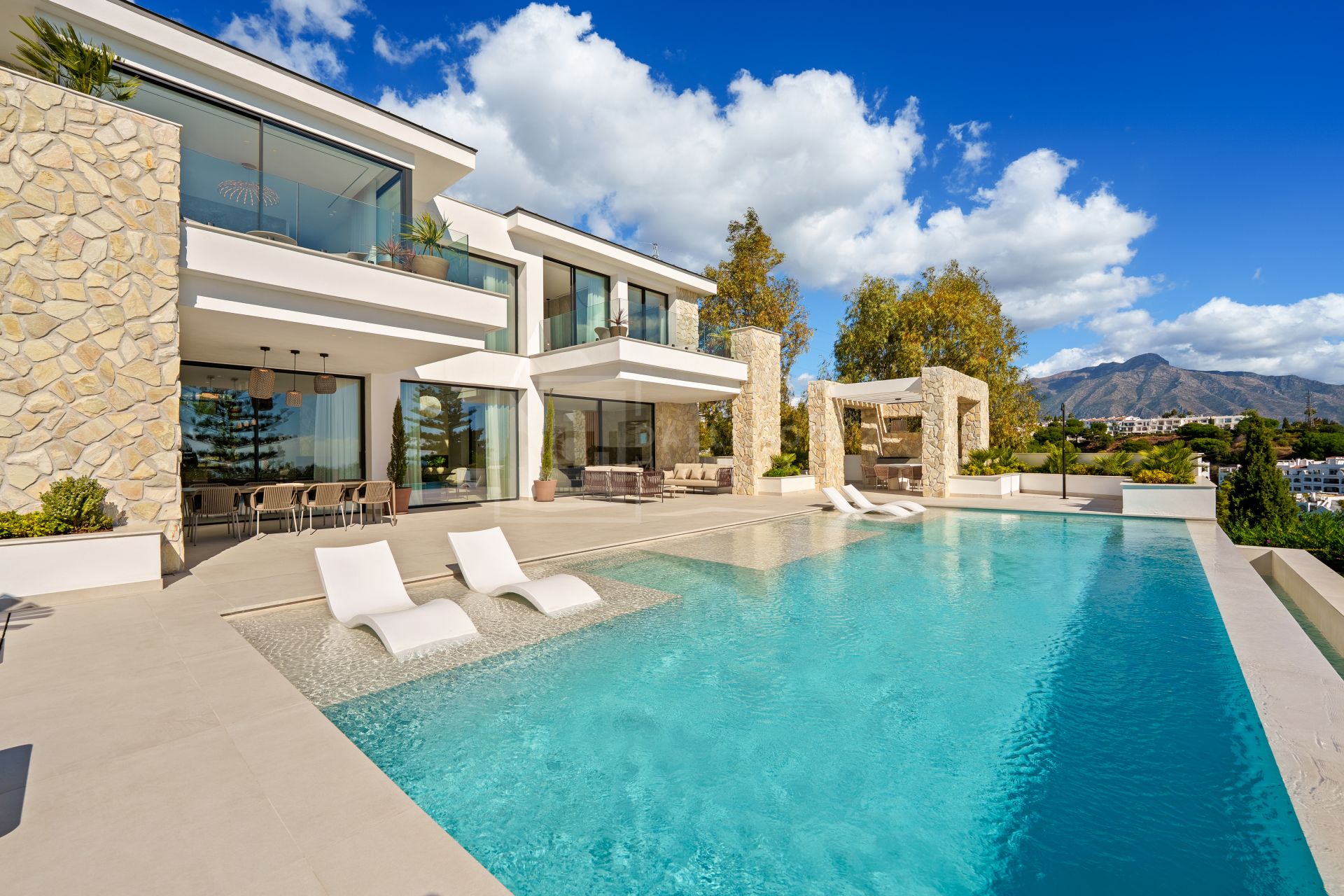 Stunning Modern Residence With Infinity Pool And Open Views In Benahavís