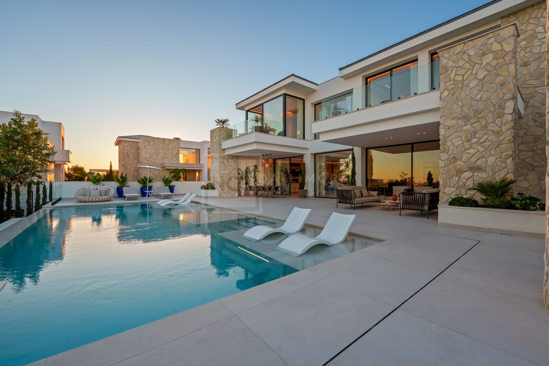 Stunning Modern Residence With Infinity Pool And Open Views In Benahavís