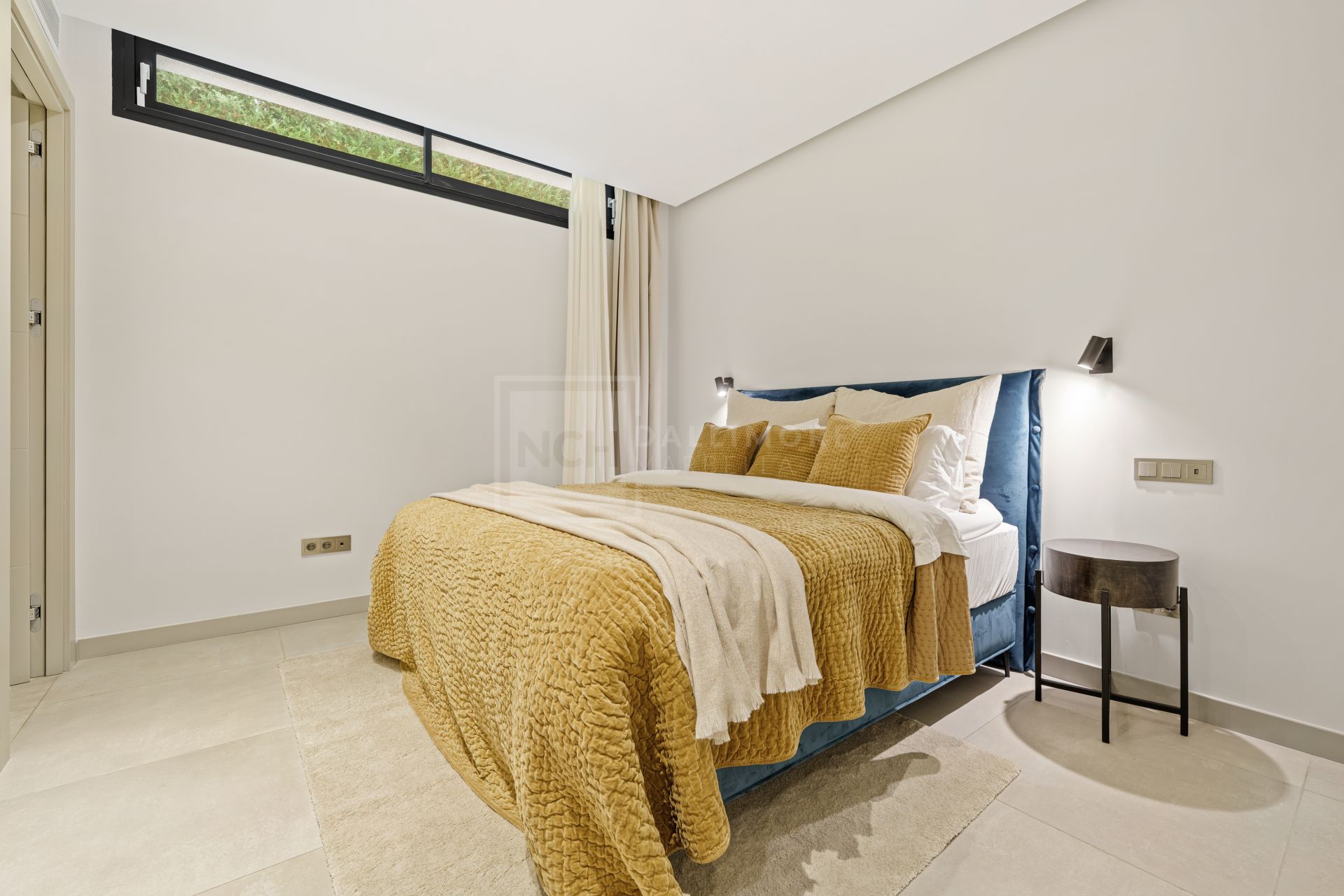 Contemporary Villa With 5 Bedrooms, Pool And Rooftop Solarium In Marbella