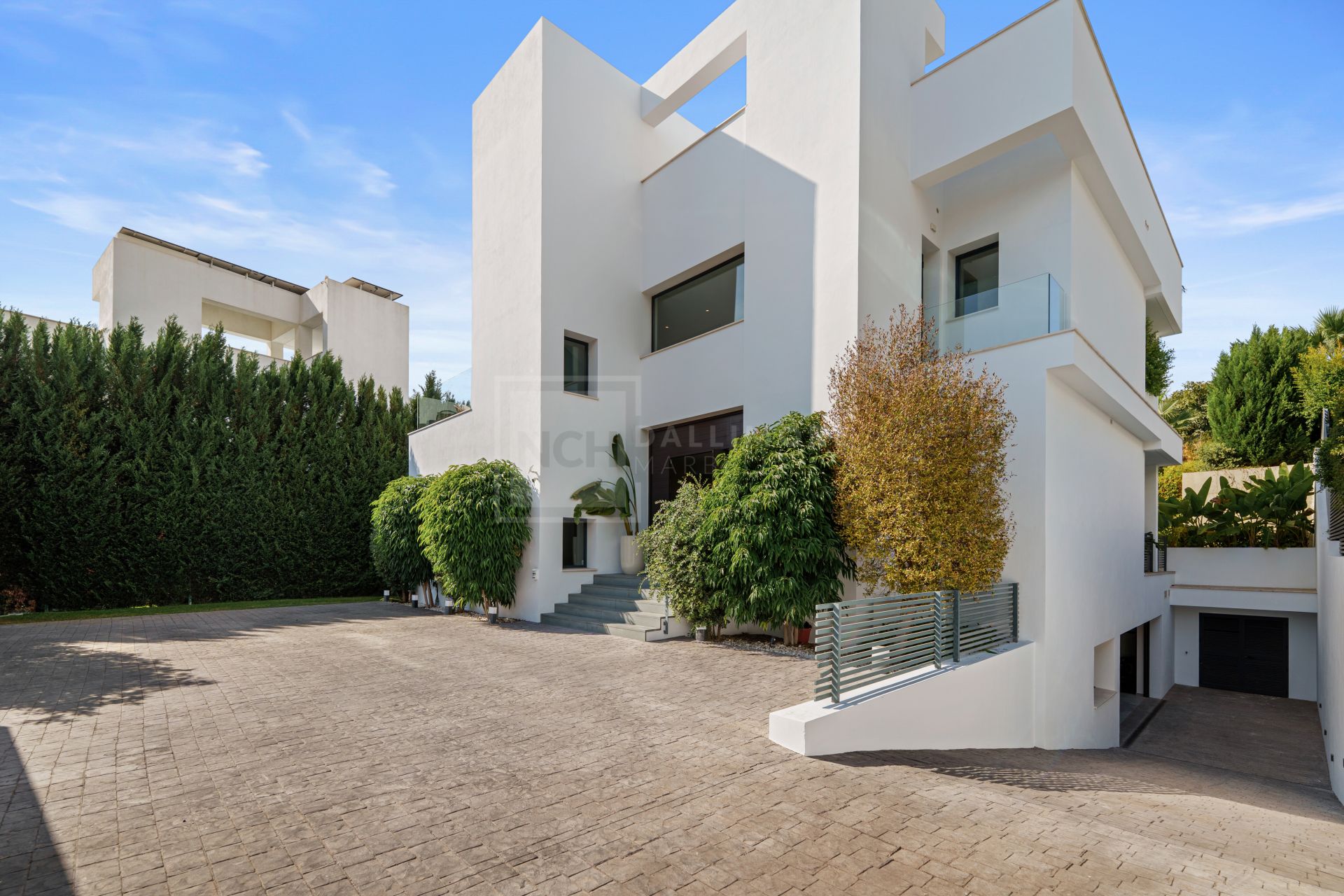 Contemporary Villa With 5 Bedrooms, Pool And Rooftop Solarium In Marbella