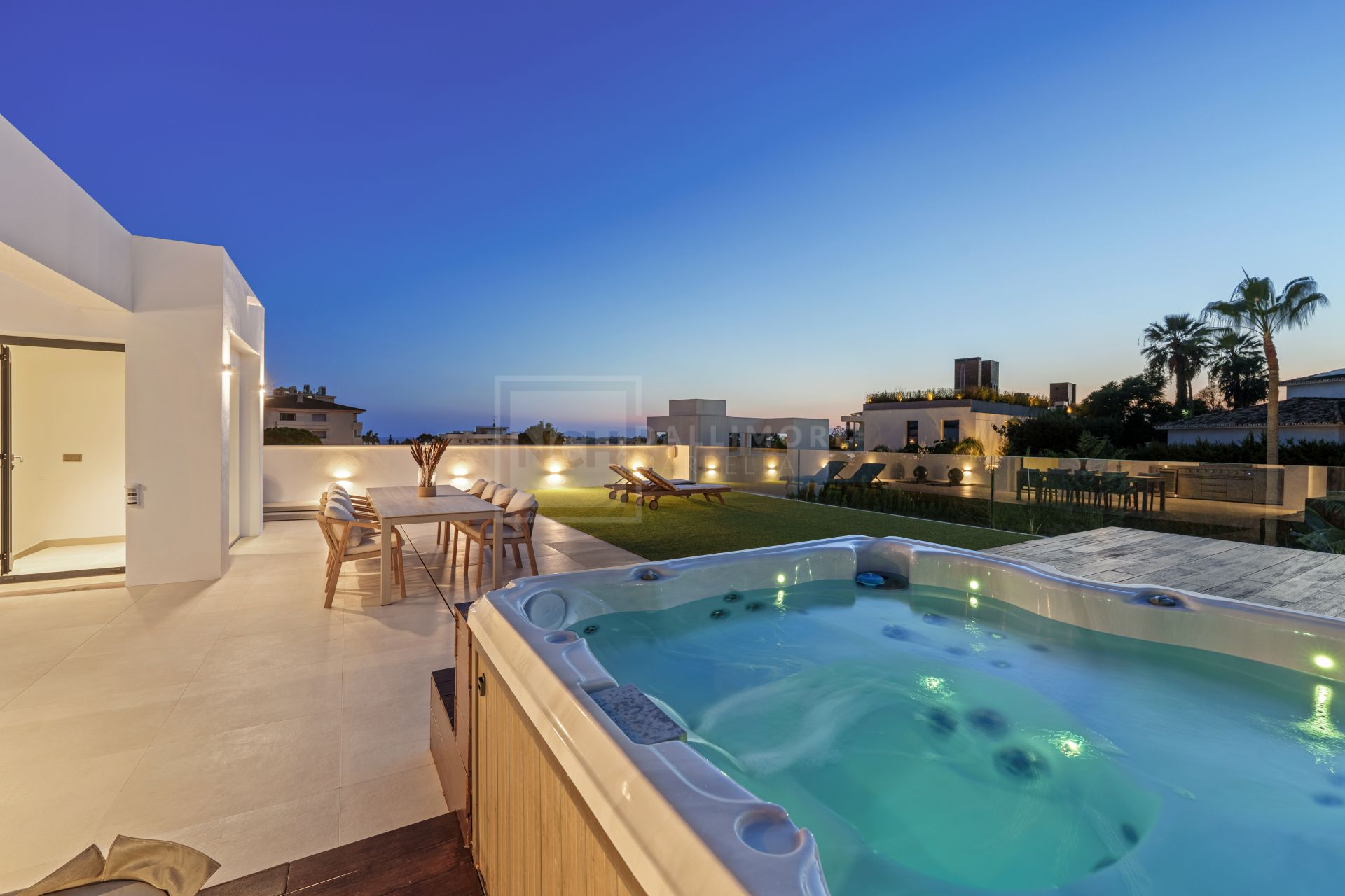 Contemporary Villa With 5 Bedrooms, Pool And Rooftop Solarium In Marbella