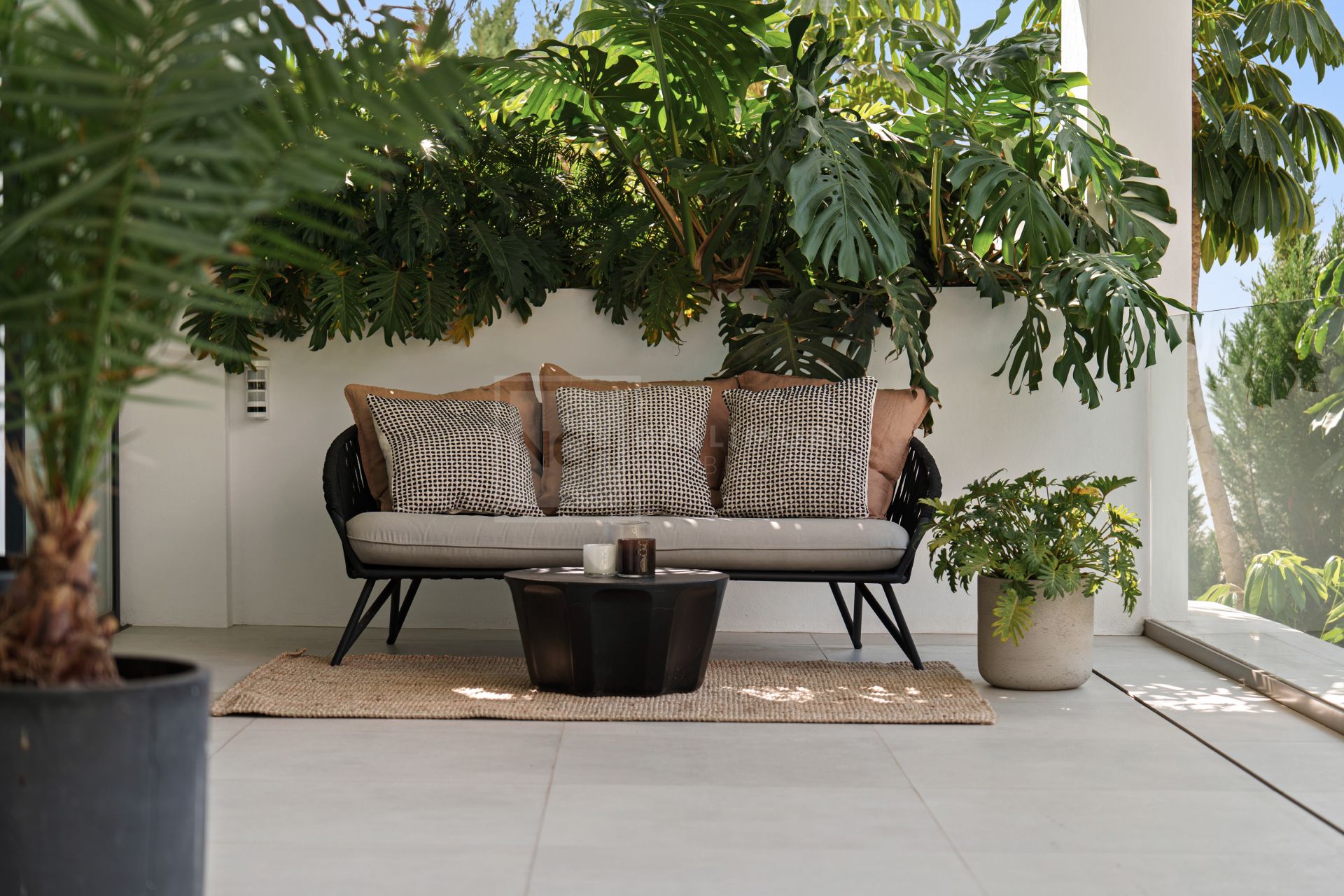 Contemporary Villa With 5 Bedrooms, Pool And Rooftop Solarium In Marbella