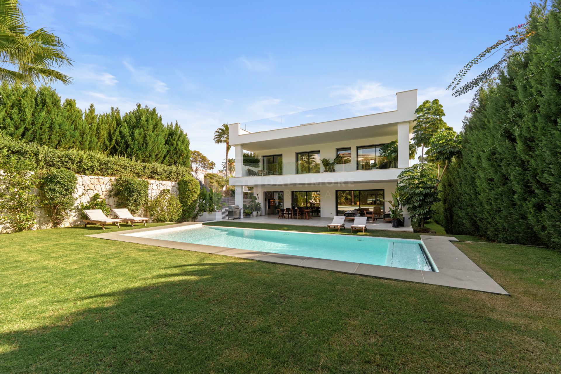 Contemporary Villa With 5 Bedrooms, Pool And Rooftop Solarium In Marbella