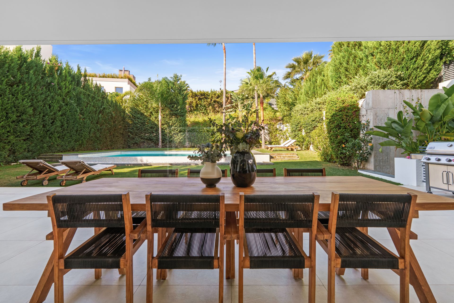 Contemporary Villa With 5 Bedrooms, Pool And Rooftop Solarium In Marbella