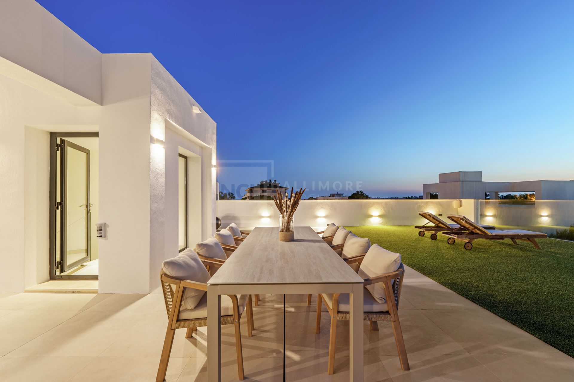 Contemporary Villa With 5 Bedrooms, Pool And Rooftop Solarium In Marbella