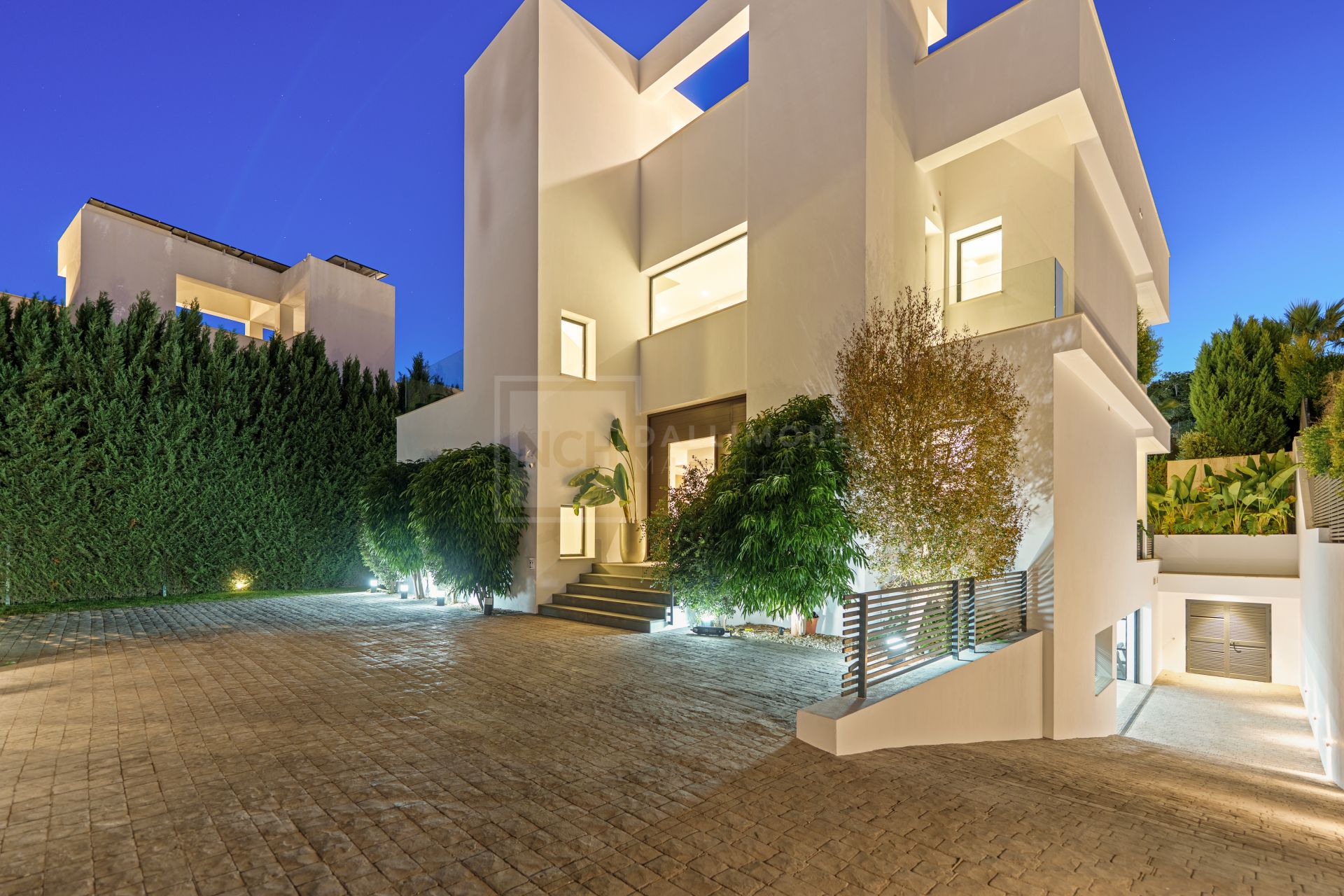 Contemporary Villa With 5 Bedrooms, Pool And Rooftop Solarium In Marbella