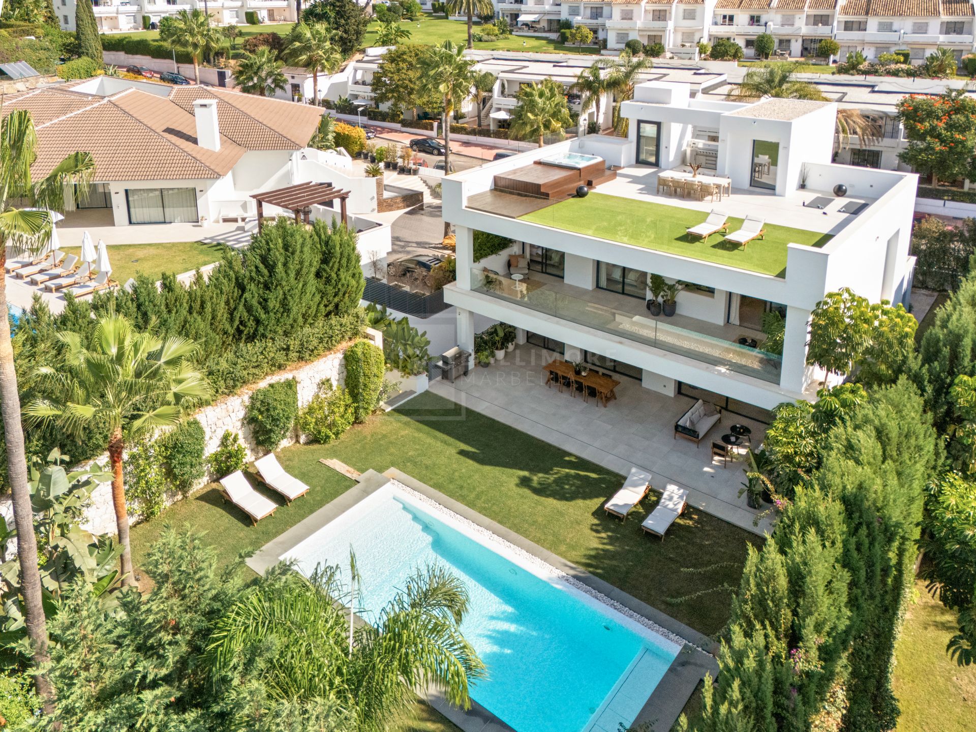 Contemporary Villa With 5 Bedrooms, Pool And Rooftop Solarium In Marbella