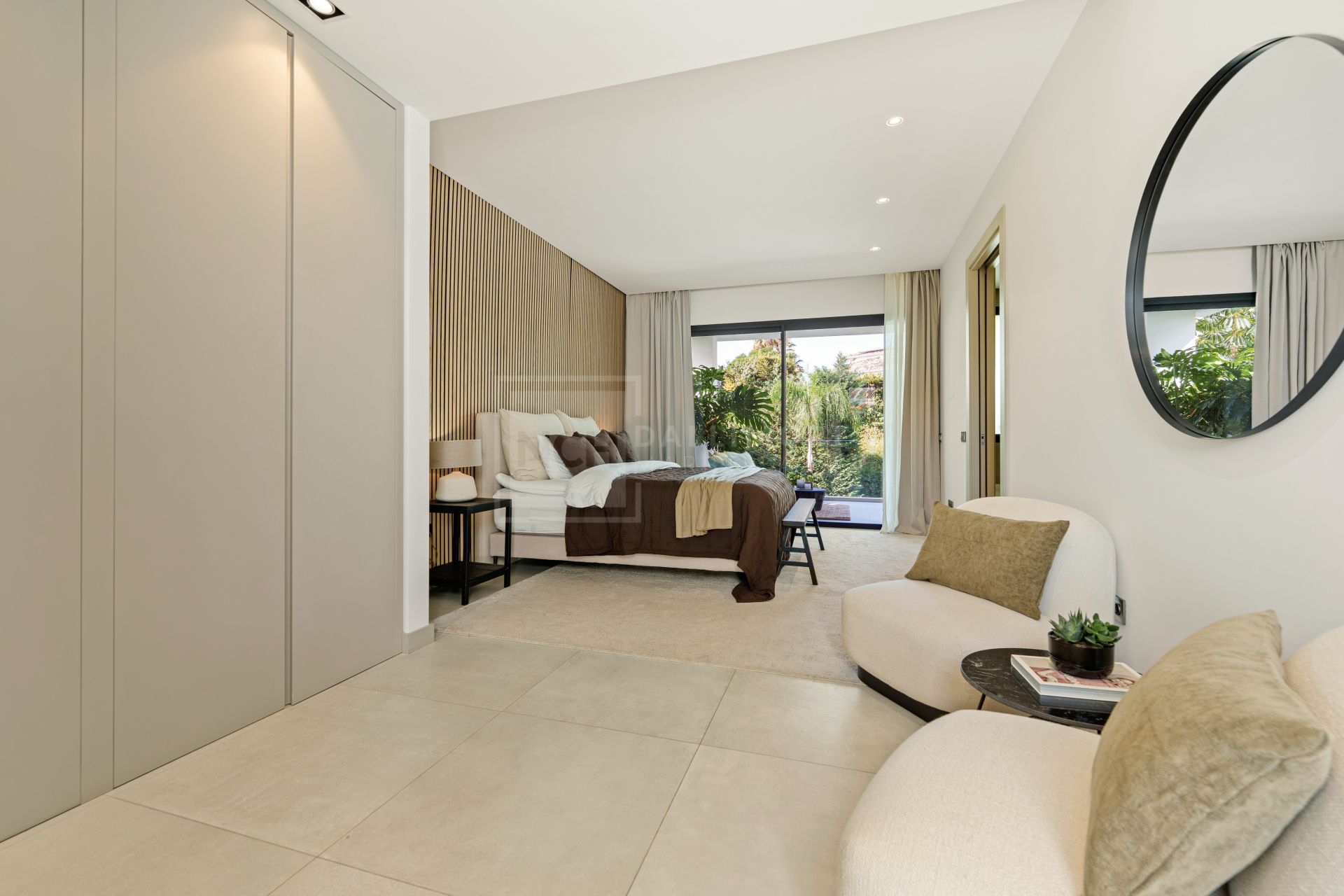 Contemporary Villa With 5 Bedrooms, Pool And Rooftop Solarium In Marbella