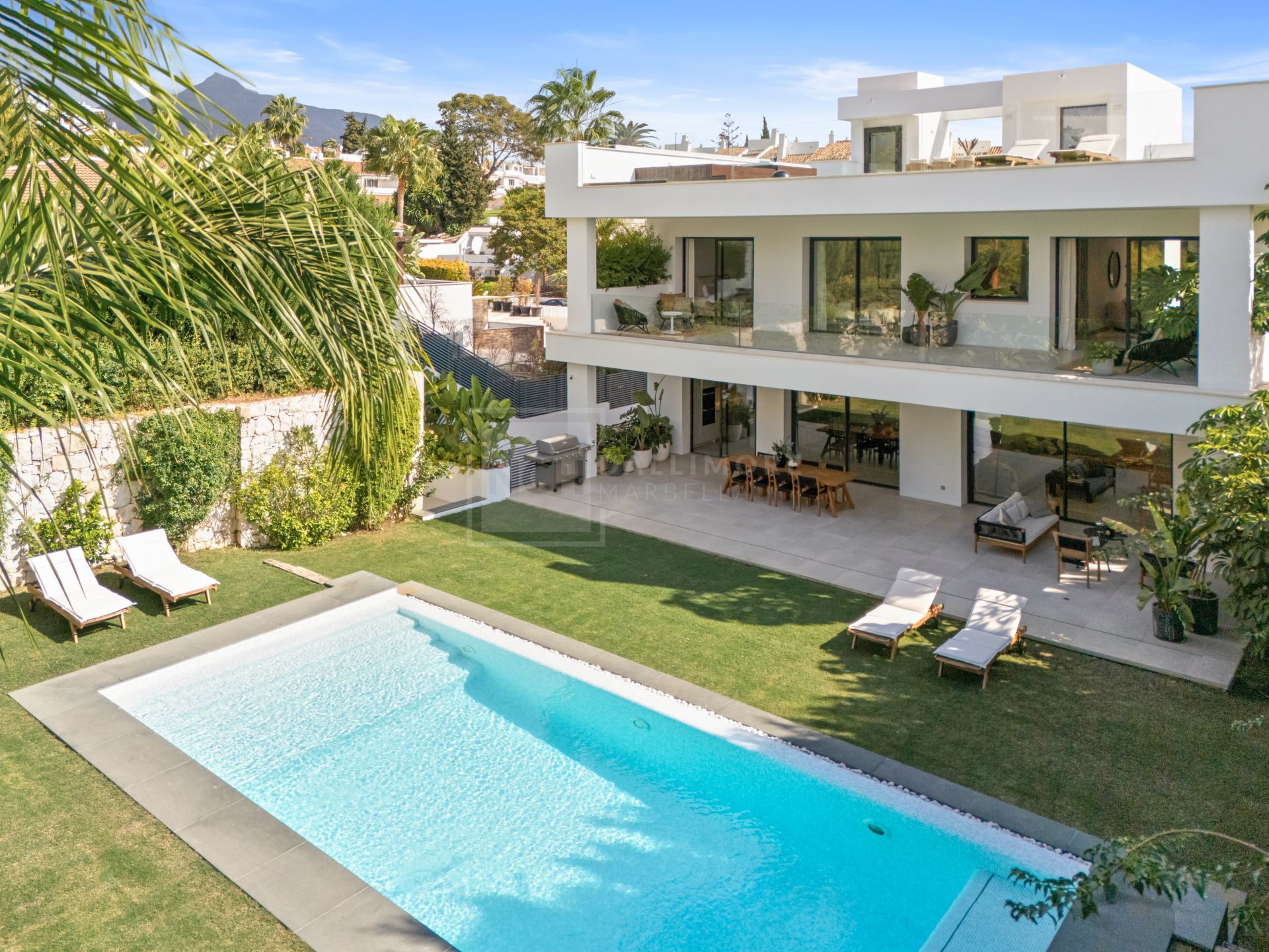 Contemporary Villa With 5 Bedrooms, Pool And Rooftop Solarium In Marbella