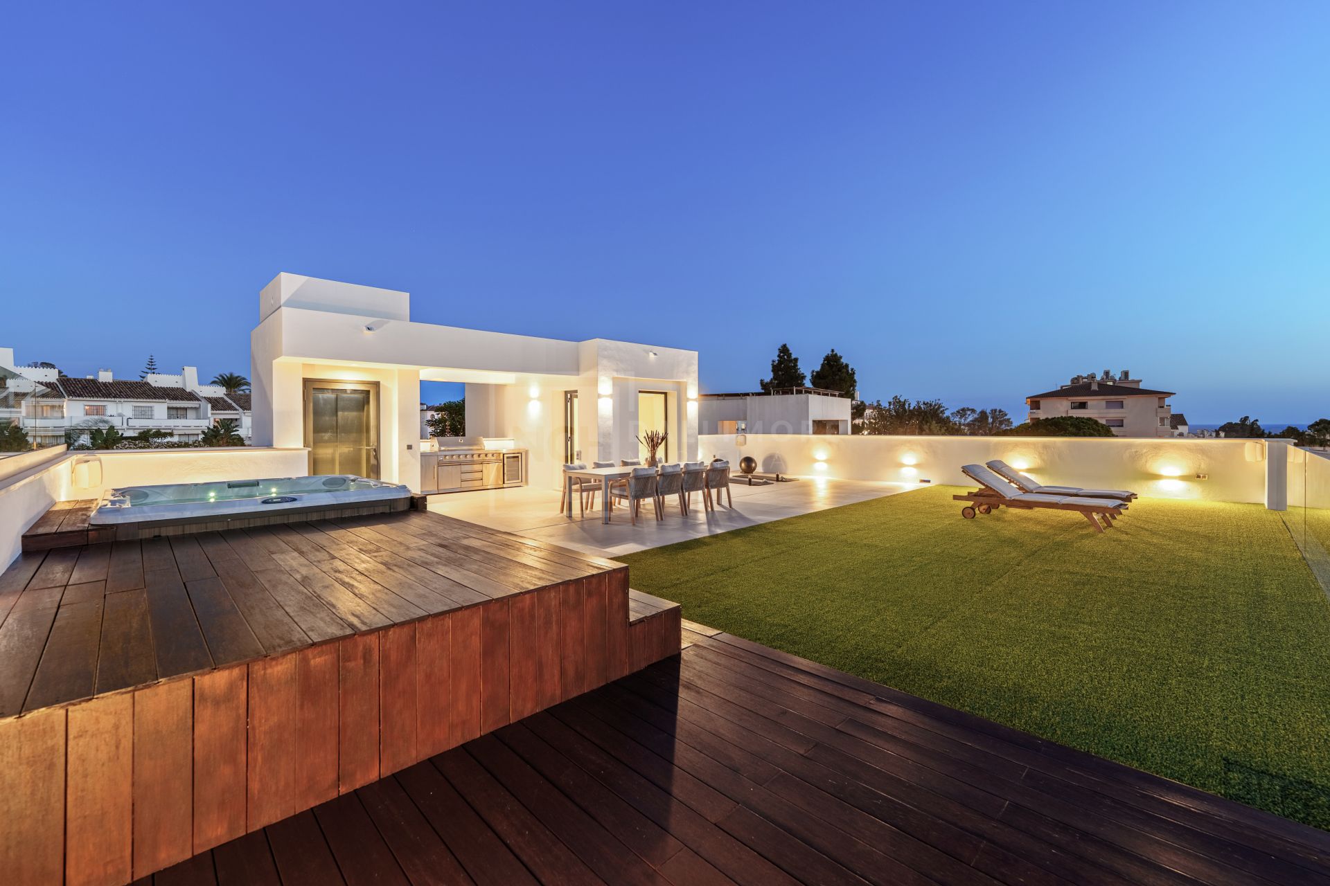 Contemporary Villa With 5 Bedrooms, Pool And Rooftop Solarium In Marbella