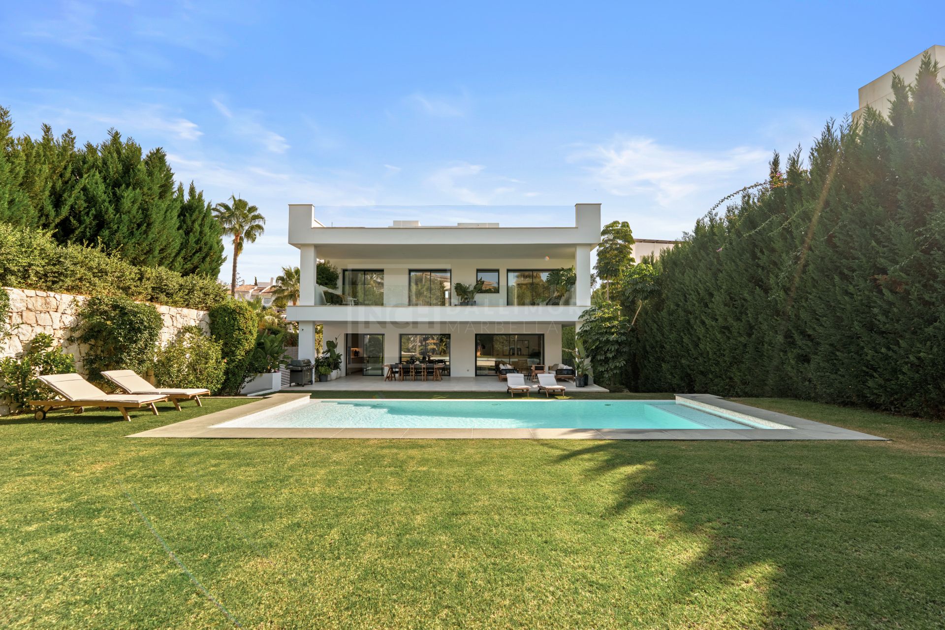Contemporary Villa With 5 Bedrooms, Pool And Rooftop Solarium In Marbella