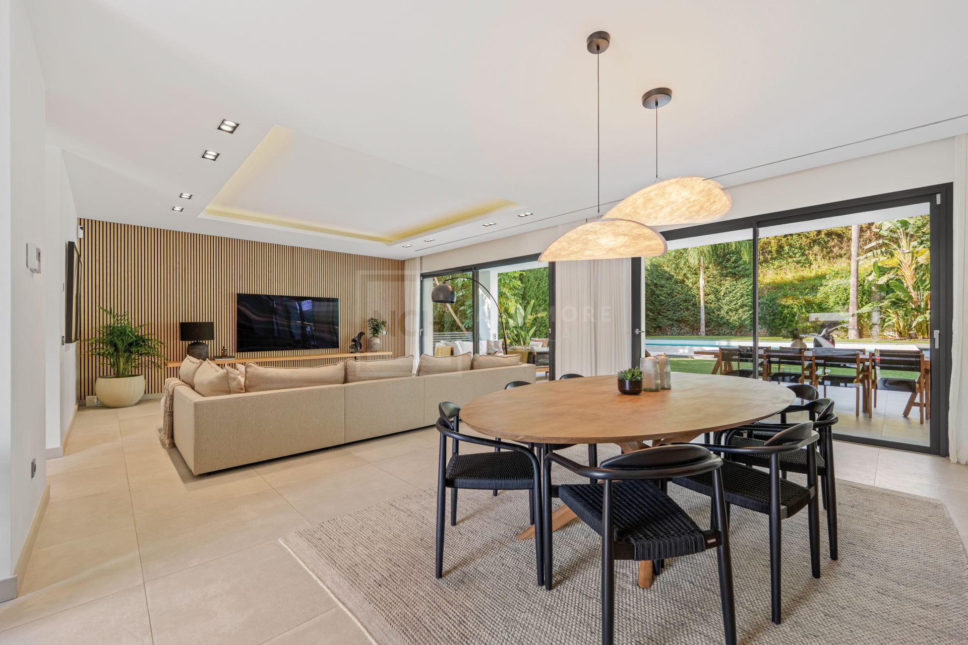 Contemporary Villa With 5 Bedrooms, Pool And Rooftop Solarium In Marbella